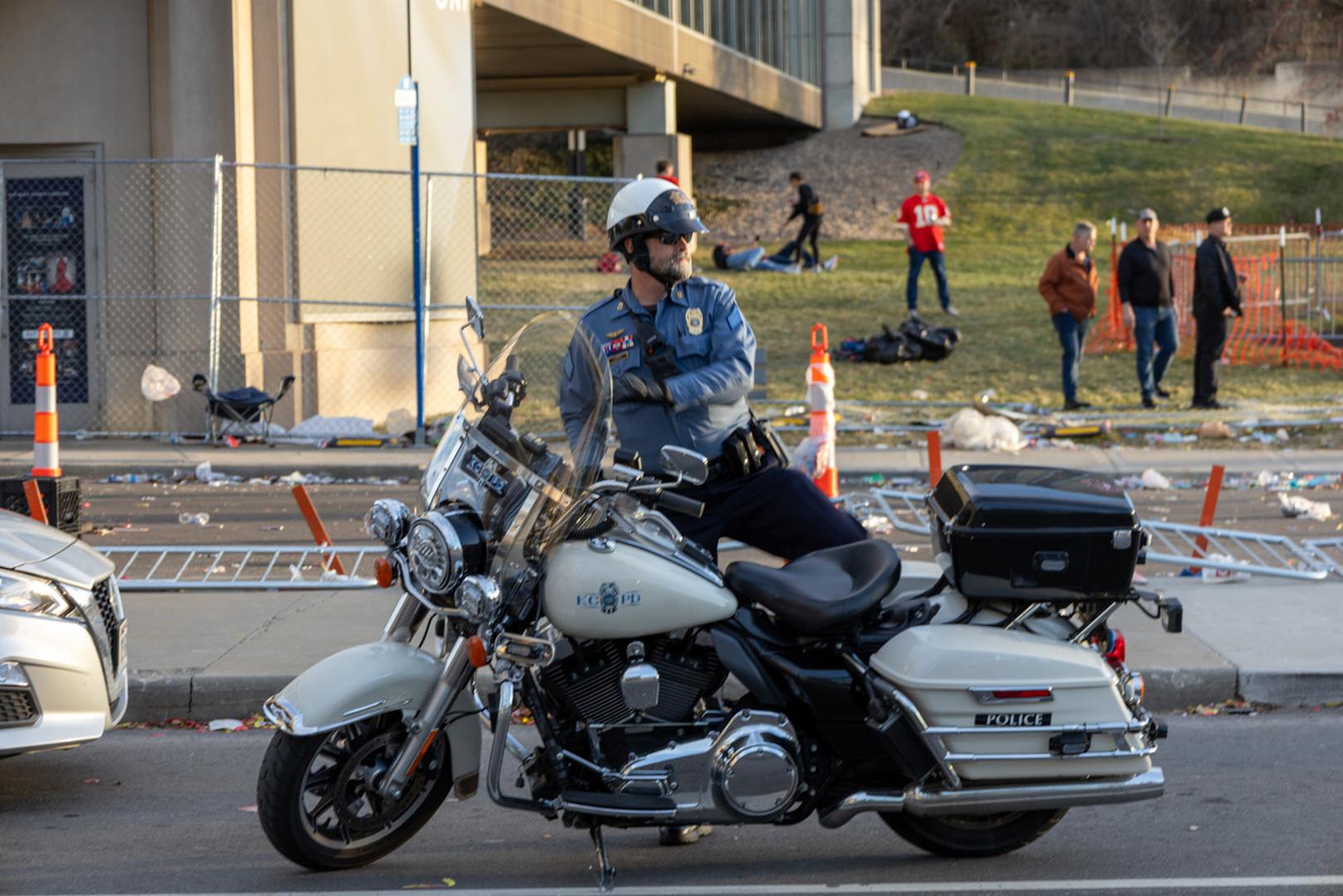 (240215) -- KANSAS CITY, Feb. 15, 2024 (Xinhua) -- A policeman works at the site following a shooting in Kansas City, Missouri, the United States, Feb. 14, 2024. At least one person was killed and 22 were injured as gunfire erupted during the Kansas City Chiefs' Super Bowl victory parade in Kansas City, U.S. state of Missouri, Stacey Graves, chief of the Kansas City Missouri Police Department, said at a news conference on Wednesday afternoon. (Photo by Robert Reed/Xinhua) Photo: Robert Reed/XINHUA