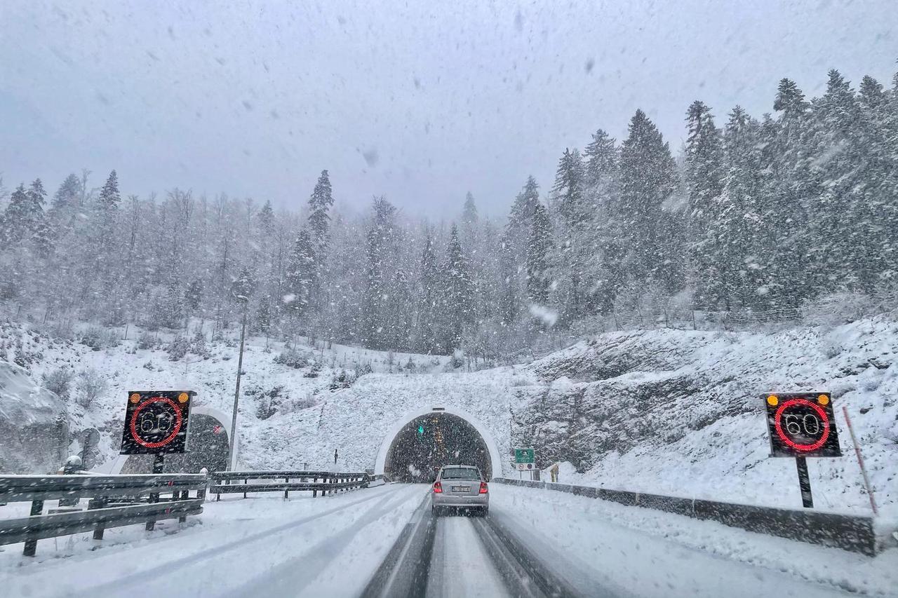 Gusti snijeg i poledica oteževaju prometovanje na autcesti A6 Zagreb - Rijeka