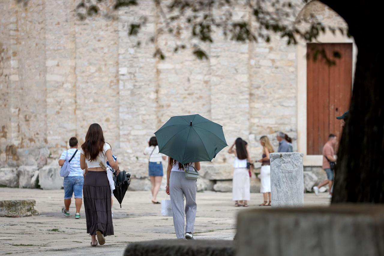 Zadar: Turisti razgledavaju grad
