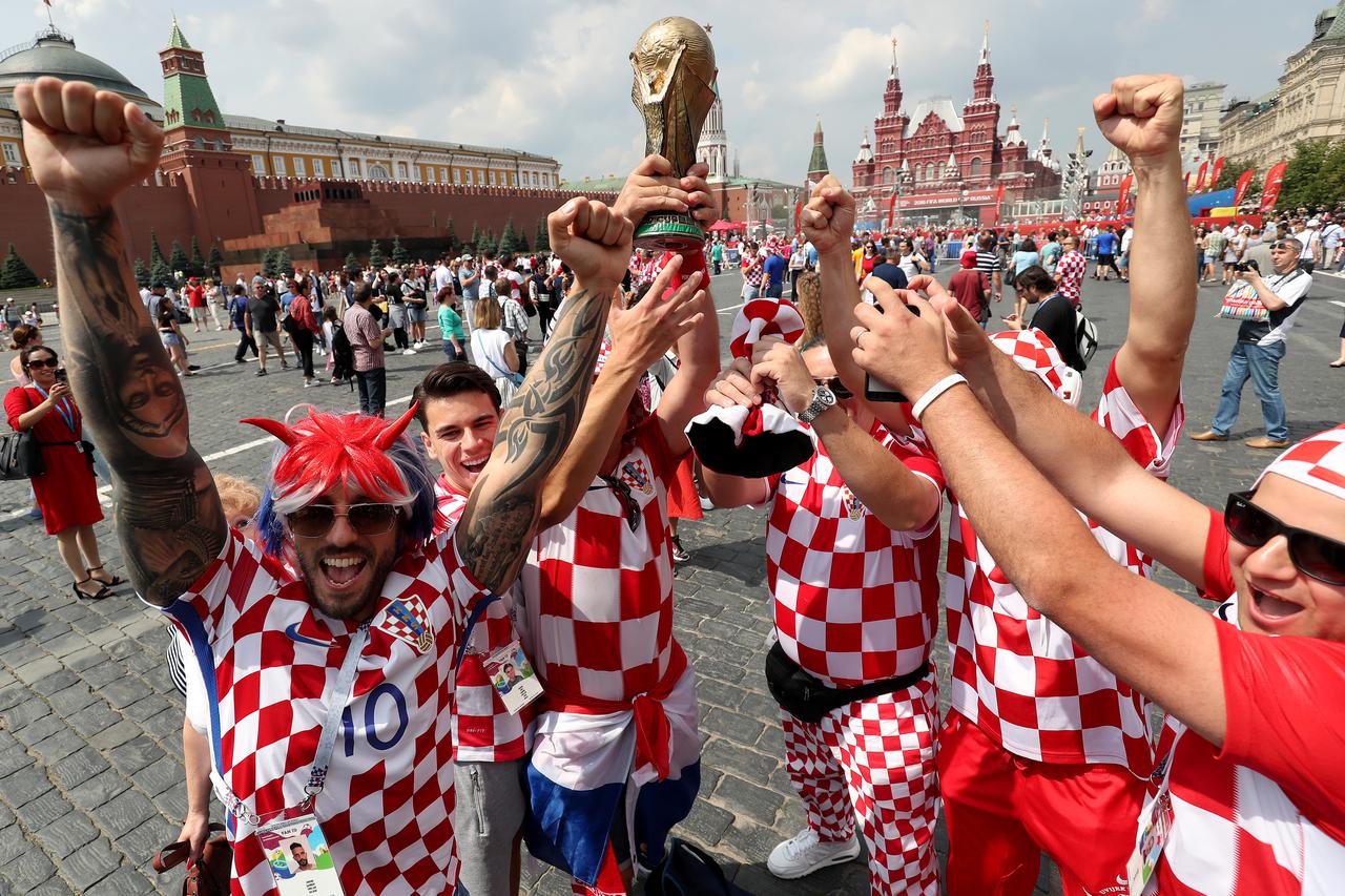 Moskva: Uoči utakmice s Francuskom navijači razvili divovsku zastavu