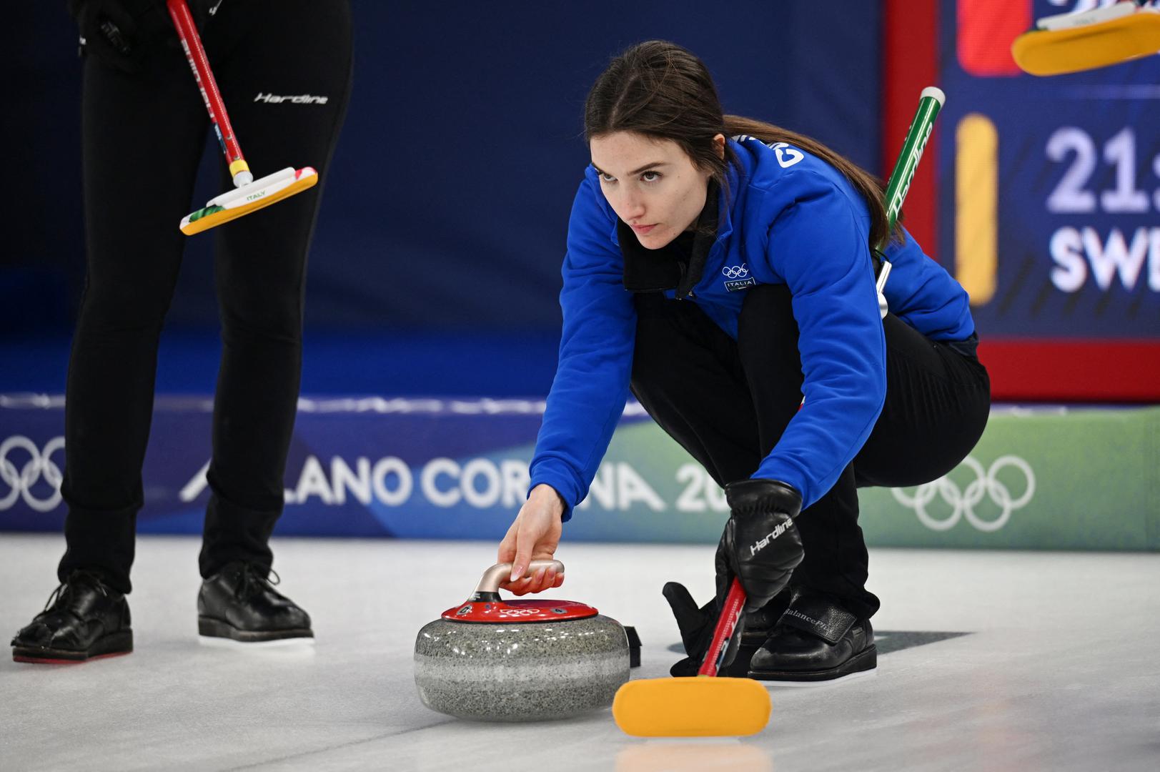 Constantini je dvadesetšestogodišnja kapetanica, rođena i odrasla u Cortini, koja je svoj sportski put započela s osam godina u istoj dvorani.