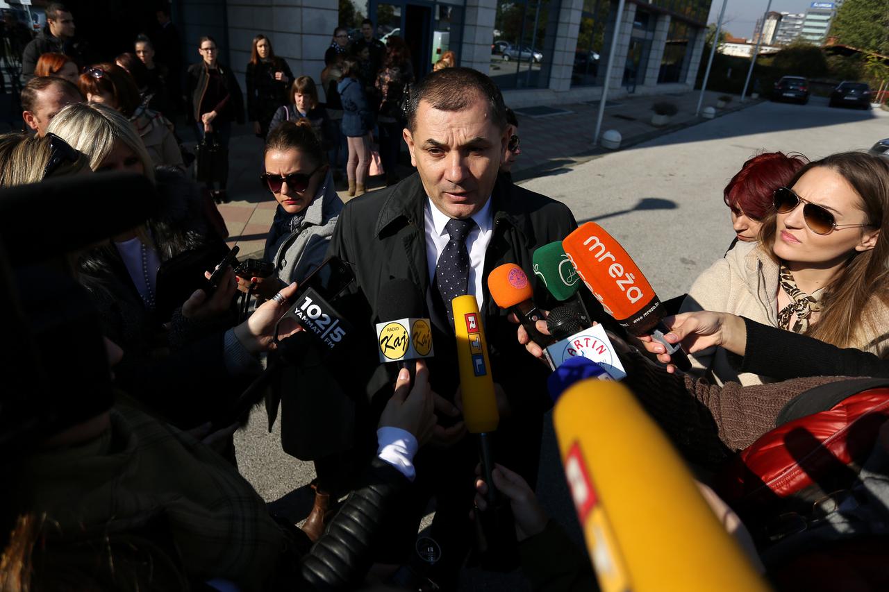 02.11.2015., Zagreb - Gradonacelnik Milan Bandic s roditeljima neupisanih srednjoskolaca dosao je na sastanak u Ministarstvo znanosti, obrazovanja i sporta, ali nije primljen jer nije bilo ministara Vedrana Mornara pa je obecao da ce Grad platiti skolovan