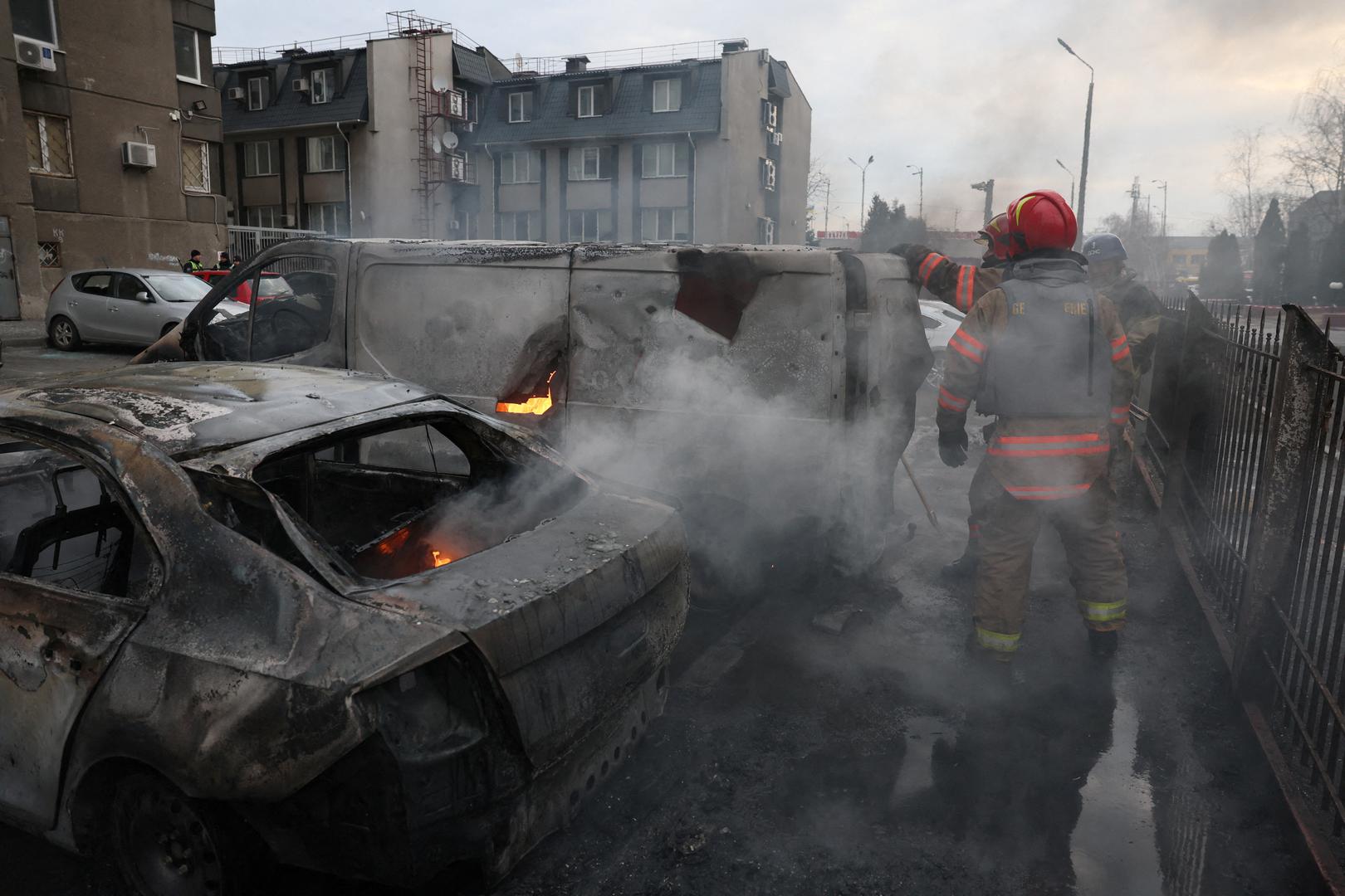 A view of emergency workers at the site of a Russian missile strike, amid Russia’s attack on Ukraine, in Kyiv, Ukraine March 9, 2023. REUTERS/Gleb Garanich     TPX IMAGES OF THE DAY Photo: GLEB GARANICH/REUTERS