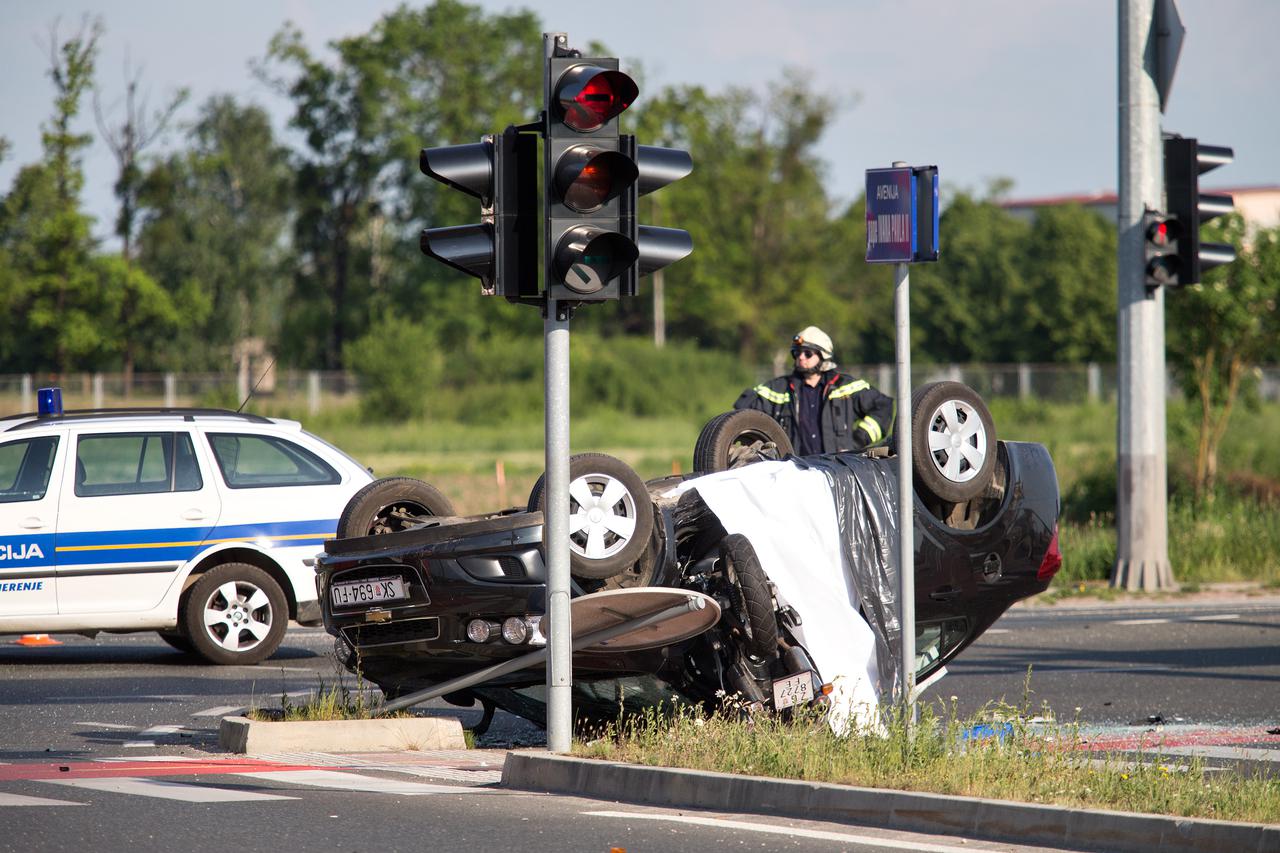 09.05.2015., Velika Gorica - Dvije su osobe poginule sudaru automobila i motocikla na Aveniji Pape Ivana Pavla II.  U tijeku je policijski ocevid. 