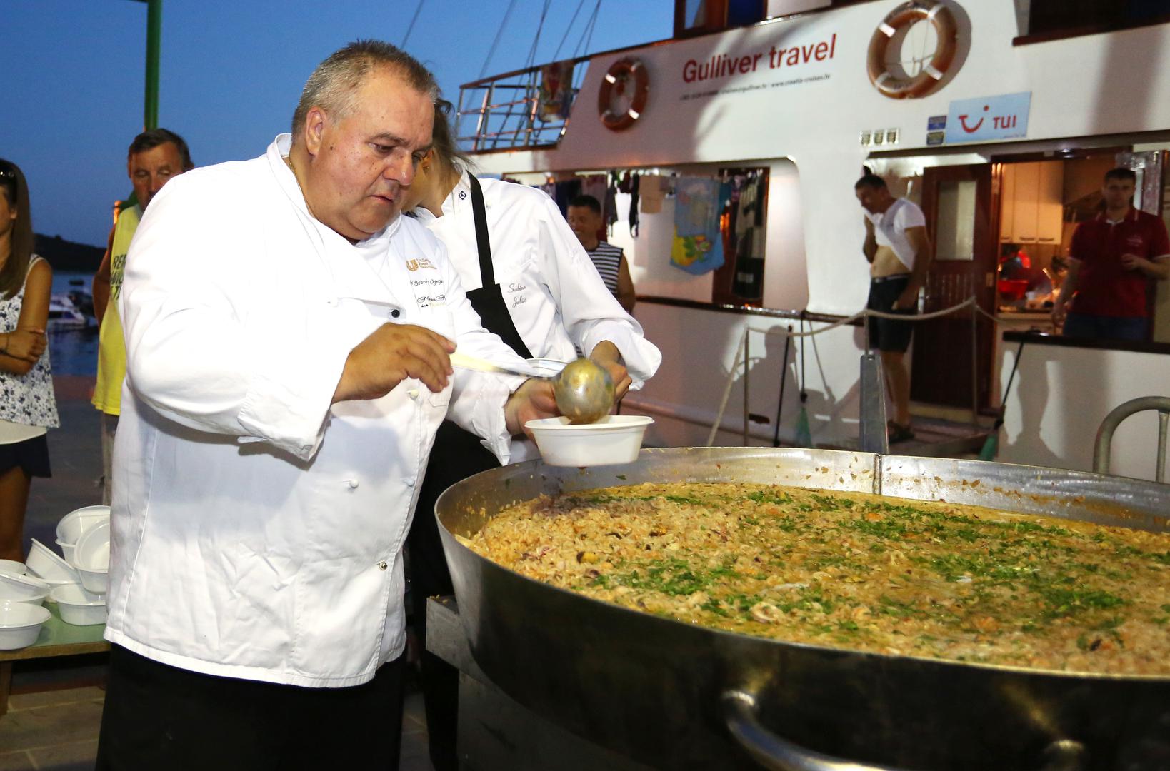 Branko Ognjenović spremio je rižoto od školjaka i kozica