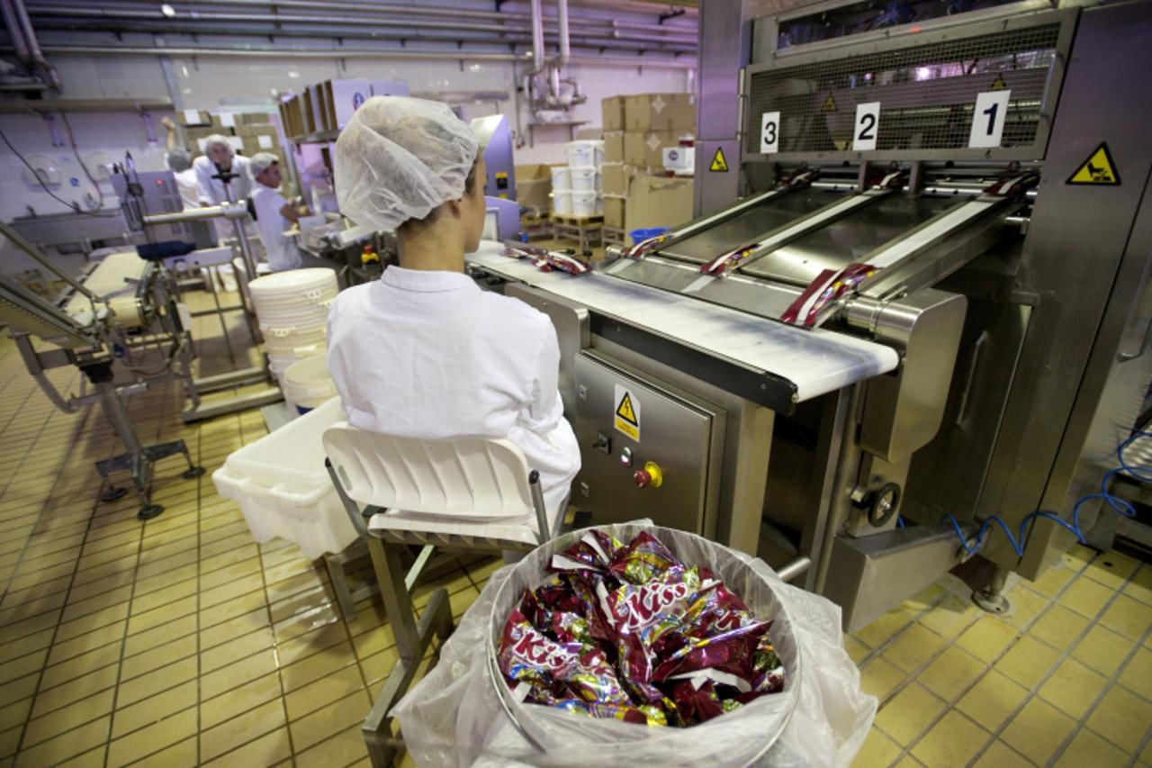 '07.07.2010.,  Zagreb - U tvornici sladoleda Ledo oko 360 radnika dnevno, u 3 smjene, proizvede 130 tona raznog sladoleda. Radnica kontrolira pakiranje sladoleda Kiss.  Photo: Antonio Bronic/PIXSELL'
