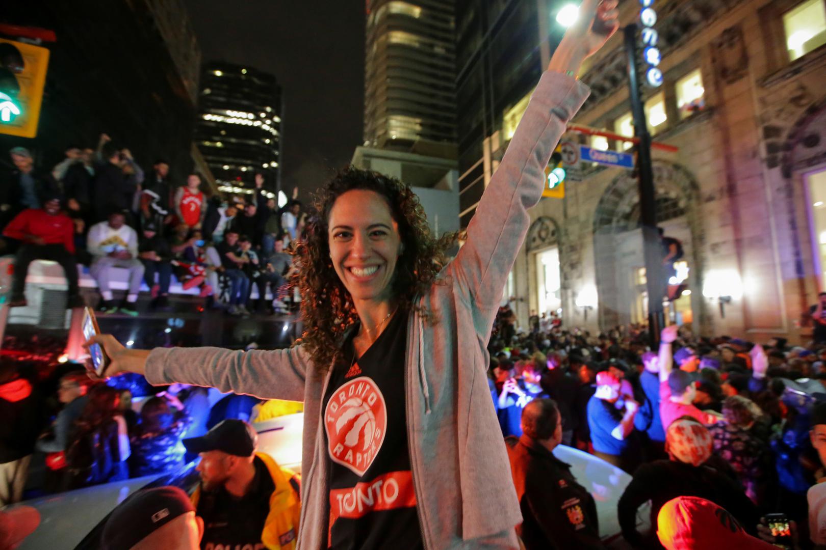 Tisuće navijača Toronto Raptorsa izašlo je prošle noći na ulice grada kako bi proslavili osvajanje povijesnog prvog NBA naslova. 