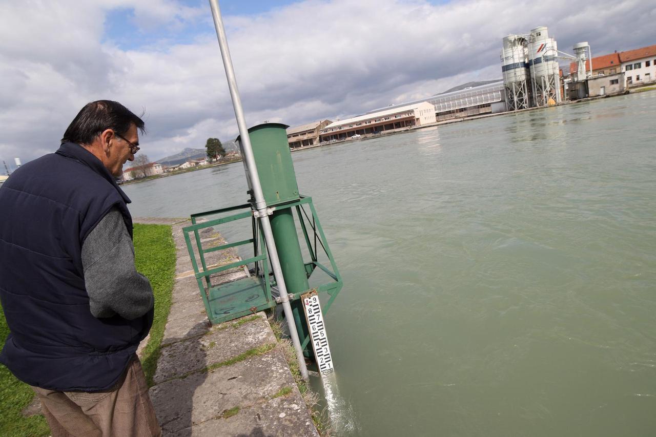 Metkovi?: Iako je vodostaj Neretve u padu stanovnici s desne strane rijeke imaju probleme s poplavom