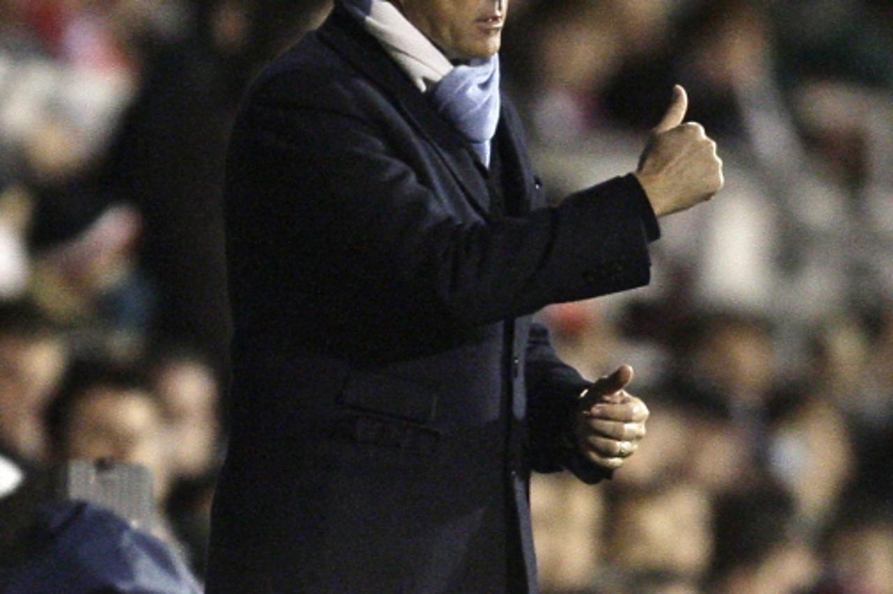 'Manchester City\'s Italian manager Roberto Mancini gestures during the match against Fulham during a Premier League match at Craven Cottage in London, on November 21, 2010. AFP PHOTO/IAN KINGTON  FOR