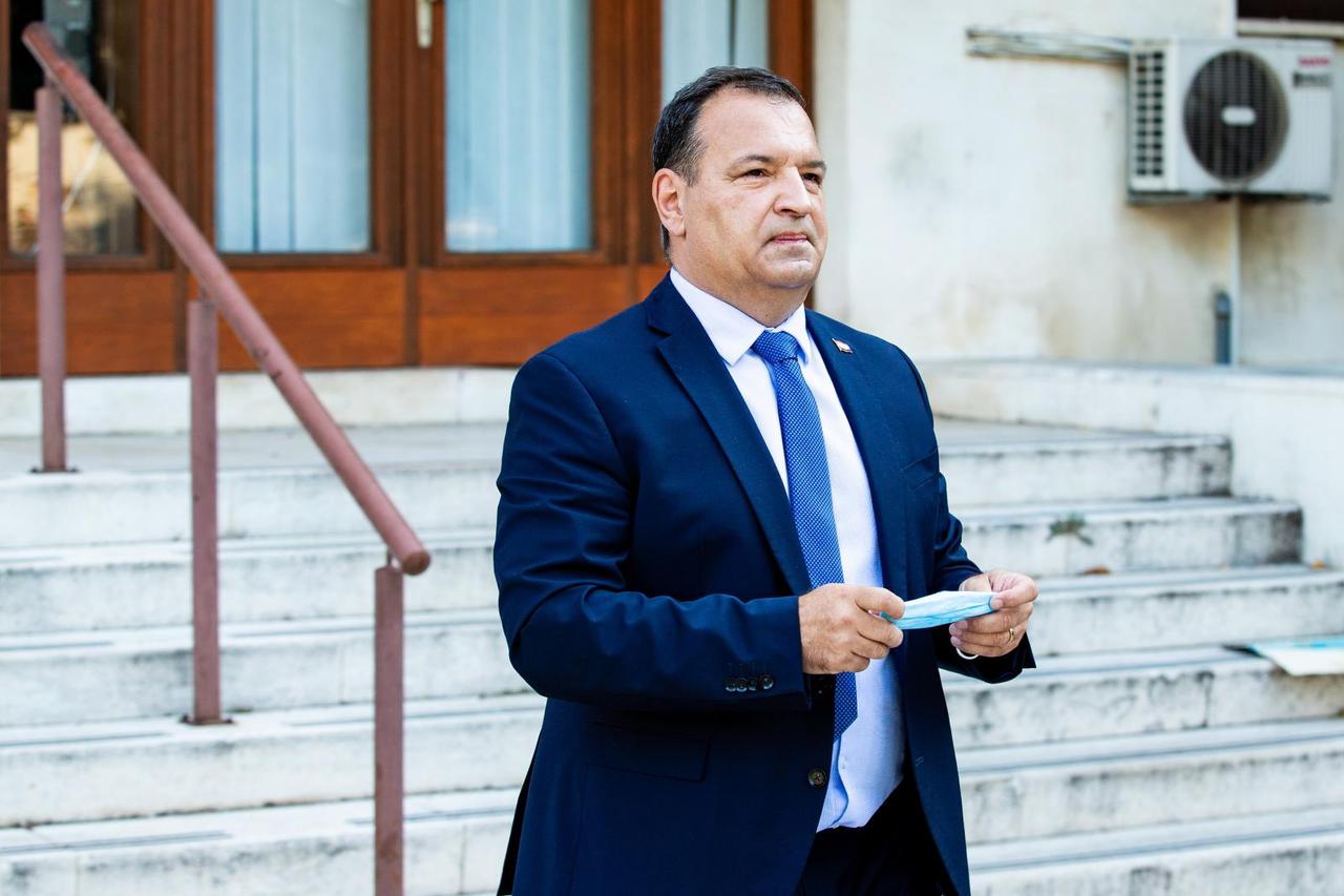 Ministar zdravstva Vili Beroš glasovao na glasačkom mjestu u Splitu