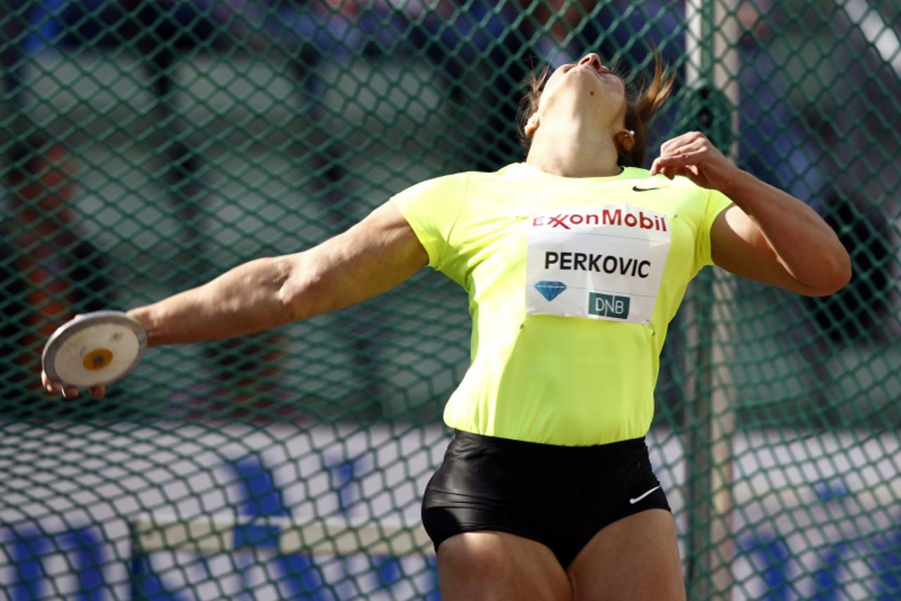 'Sandra Perkovic of Croatia competes in the women\'s discus at the IAAF Diamond League athletics meeting at Bislett Stadium in Oslo June 7, 2012. REUTERS/Lise Aaserud/NTB Scanpix (NORWAY - Tags: SPORT