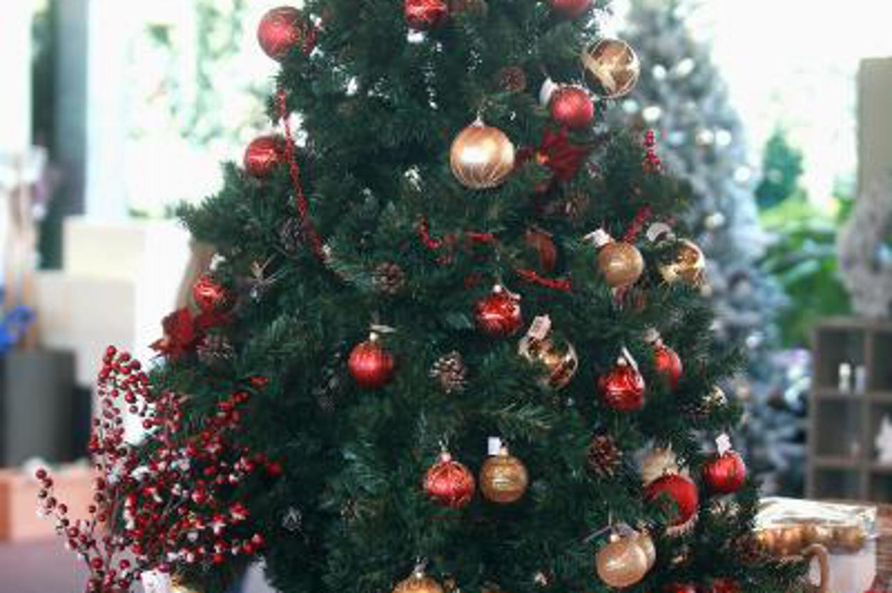 bor,umjetni bor,jelka,božićno drvce
