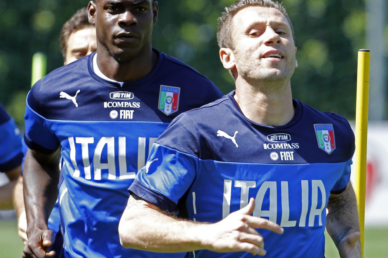 Italy's national soccer team players Mario Balotelli and Antonio Cassano run during a training session at Coverciano training centre near Florence May 21, 2014. REUTERS/Giampiero Sposito  (ITALY - Tags: SPORT SOCCER WORLD CUP)