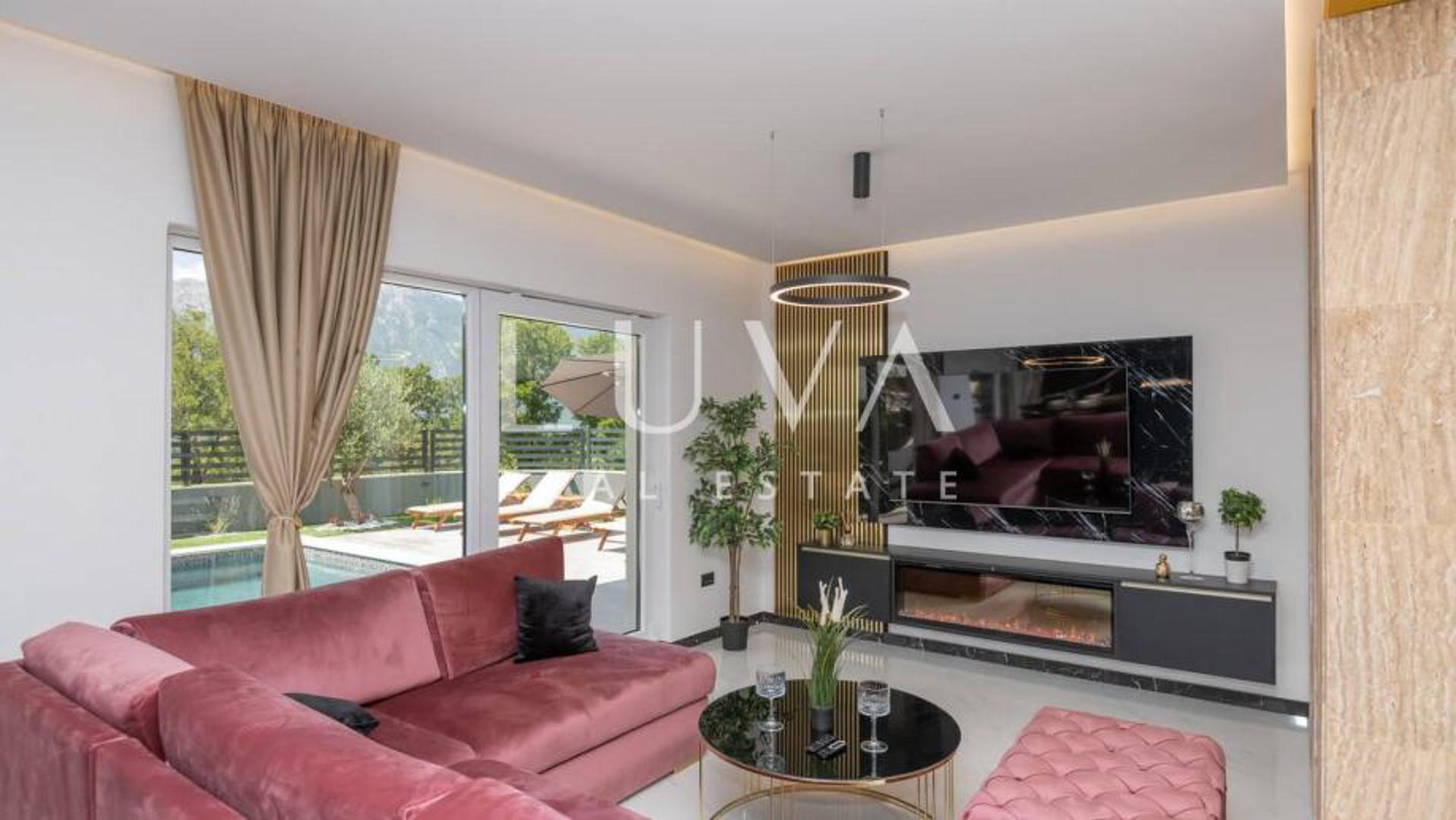 Smještena na mirnoj lokaciji okruženoj zelenilom, ova moderno dizajnirana ljepotica prostire se na 295 m² stambenog prostora, raspoređenog na dvije etaže.