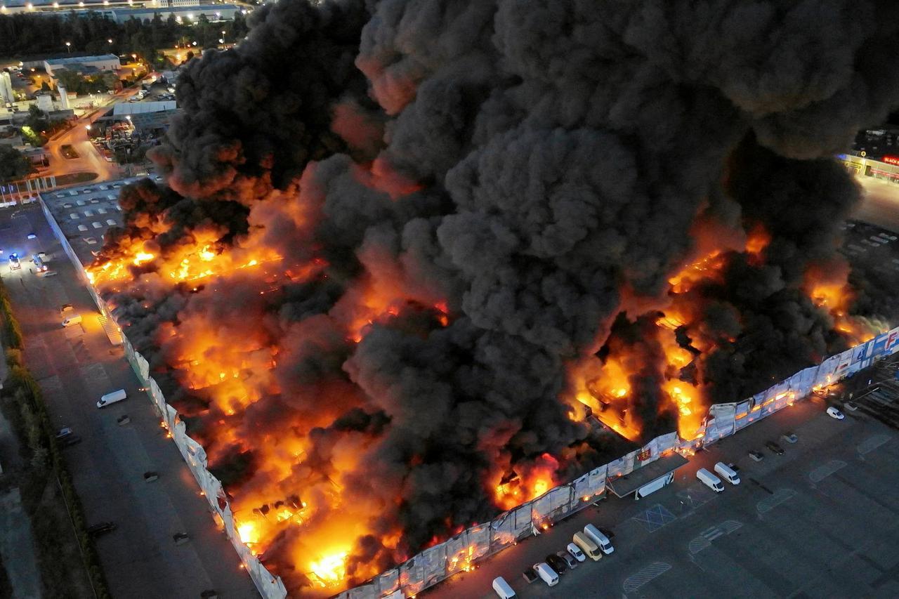 Shopping centre ablaze in Warsaw