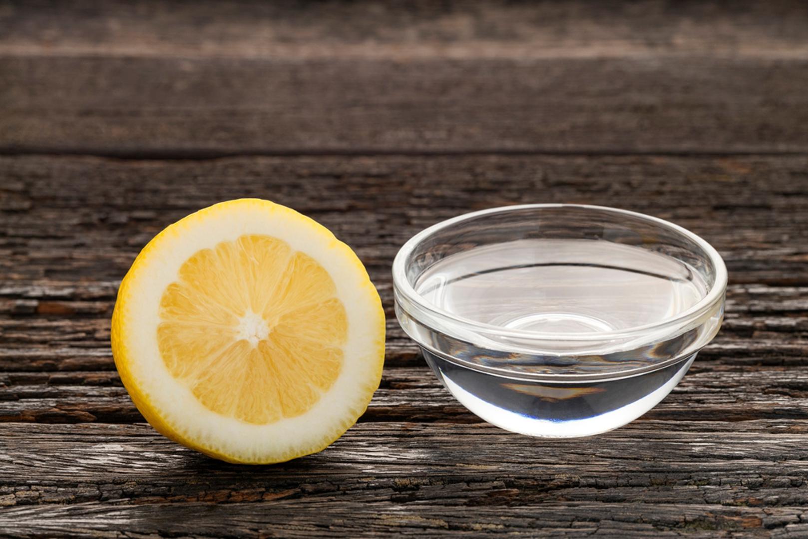 Ocat: Alkoholni ili jabučni ocat može pomoći i u čišćenju i u uklanjanju mirisa. Pomiješajte ga s vodom i tom otopinom prebrišite police, ladice i stijenke hladnjaka, osobito ako sumnjate da je negdje ostao skriven izvor neugodnog mirisa. Nakon što se ocat osuši, njegov vlastiti miris uglavnom nestane, a hladnjak ostaje znatno svježiji.