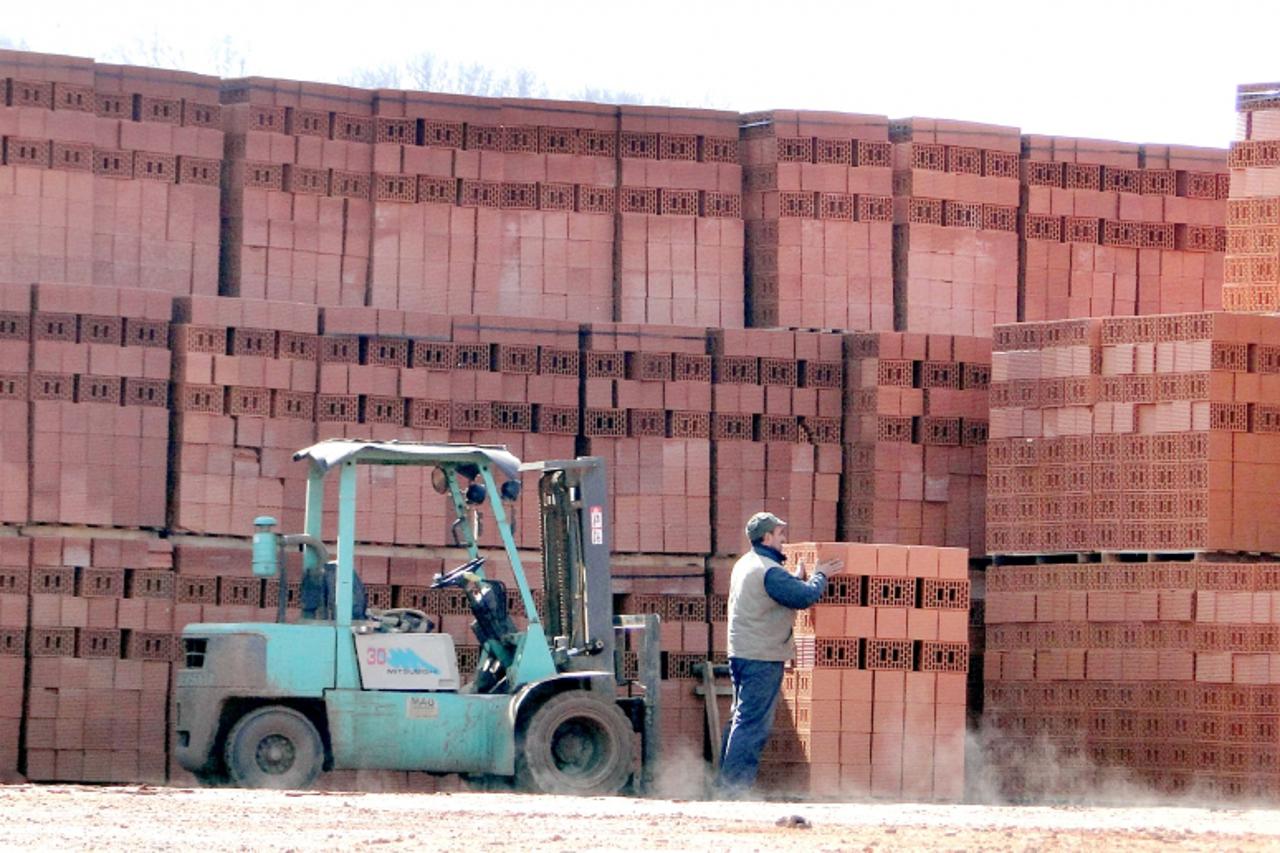 'slatina - 220311 - u tvornici opeke \'ciglana sladojevci\' skladiste gotovih proizvoda penje se u nebo   snimio maja santosi /pixsell'