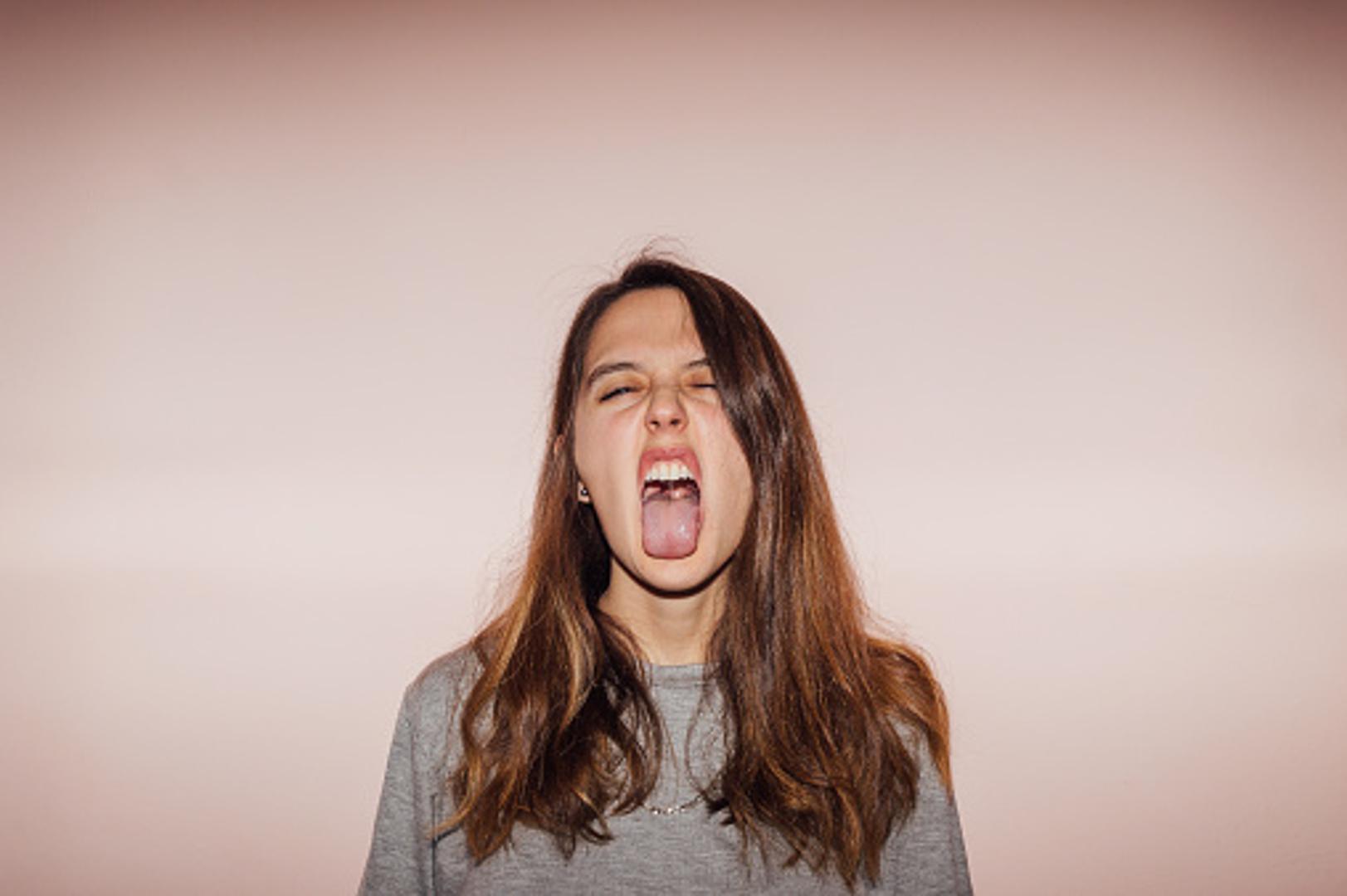 Bijeli jezik - Može se raditi o dehidraciji. ali i oralnoj kandidijazi. Može se pojaviti i kod pacijenata koji piju jake antibiotike. Bijeli jezik može nastati i kod leukoplakije