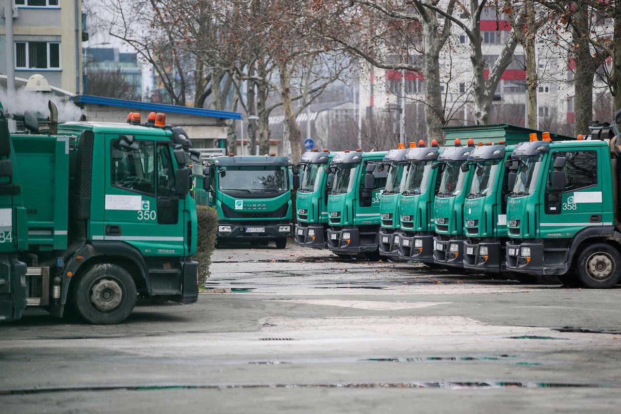 Radnici Čistoće ušli u treći dan štrajka - grad sve više u smeću