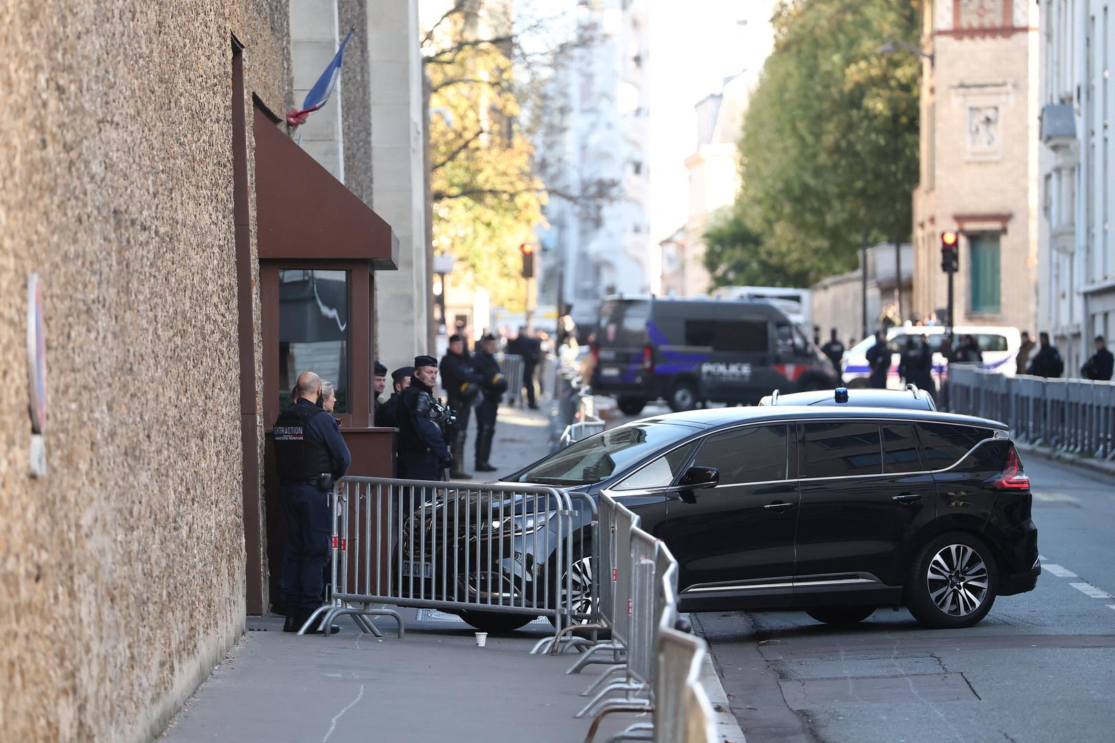A police convoy carrying former French President Nicolas Sarkozy arrives at the Prison de la Sante (Centre penitentiaire de Paris La Sante) to begin his five-year prison sentence for criminal conspiracy over attempts to raise campaign funds from Libya, in Paris, France, October 21, 2025.  REUTERS/Christian Hartmann Photo: CHRISTIAN HARTMANN/REUTERS