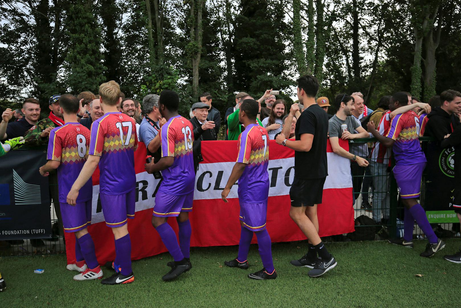 Clapton CFC je klub iz istočnog dijela Londona koji od ove sezone igra Middlesex County League Division One, jednu od nižih liga engleskog prvenstva. No, zahvaljujući prodaji preko 2.500 primjeraka svog gostujućeg dresa - uglavnom Španjolcima - zaradio je 60.000 funti.

