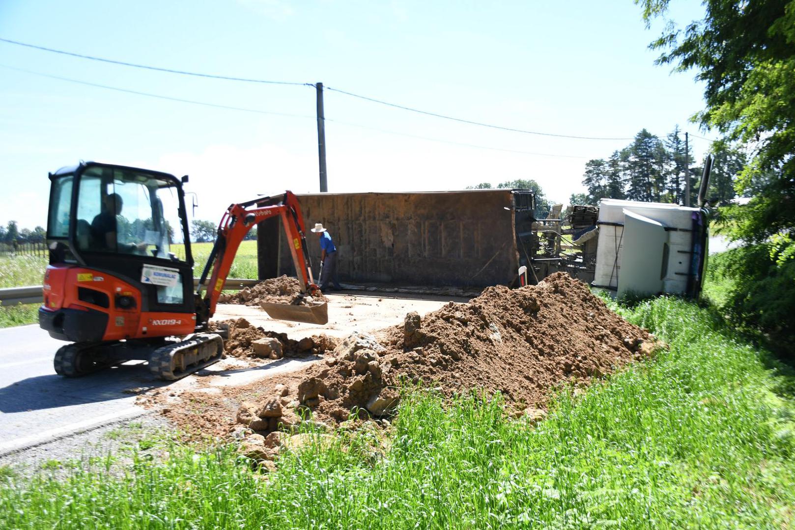 Vozač je kazao da je do nesreće došlo kada je u njegov trak prešao drugi kamion.