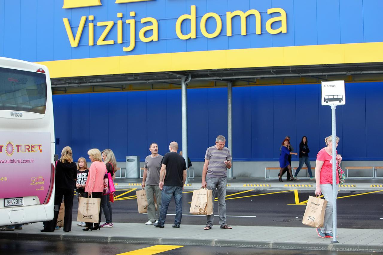 23.08.2014., Zagreb - Ni kisa ni tmuran dan nisu sprijecili Zagrepcane i strane drzavljanekako bi posjetili novootvorenu trgovinu Ikea. Photo: Tomislav Miletic/PIXSELL