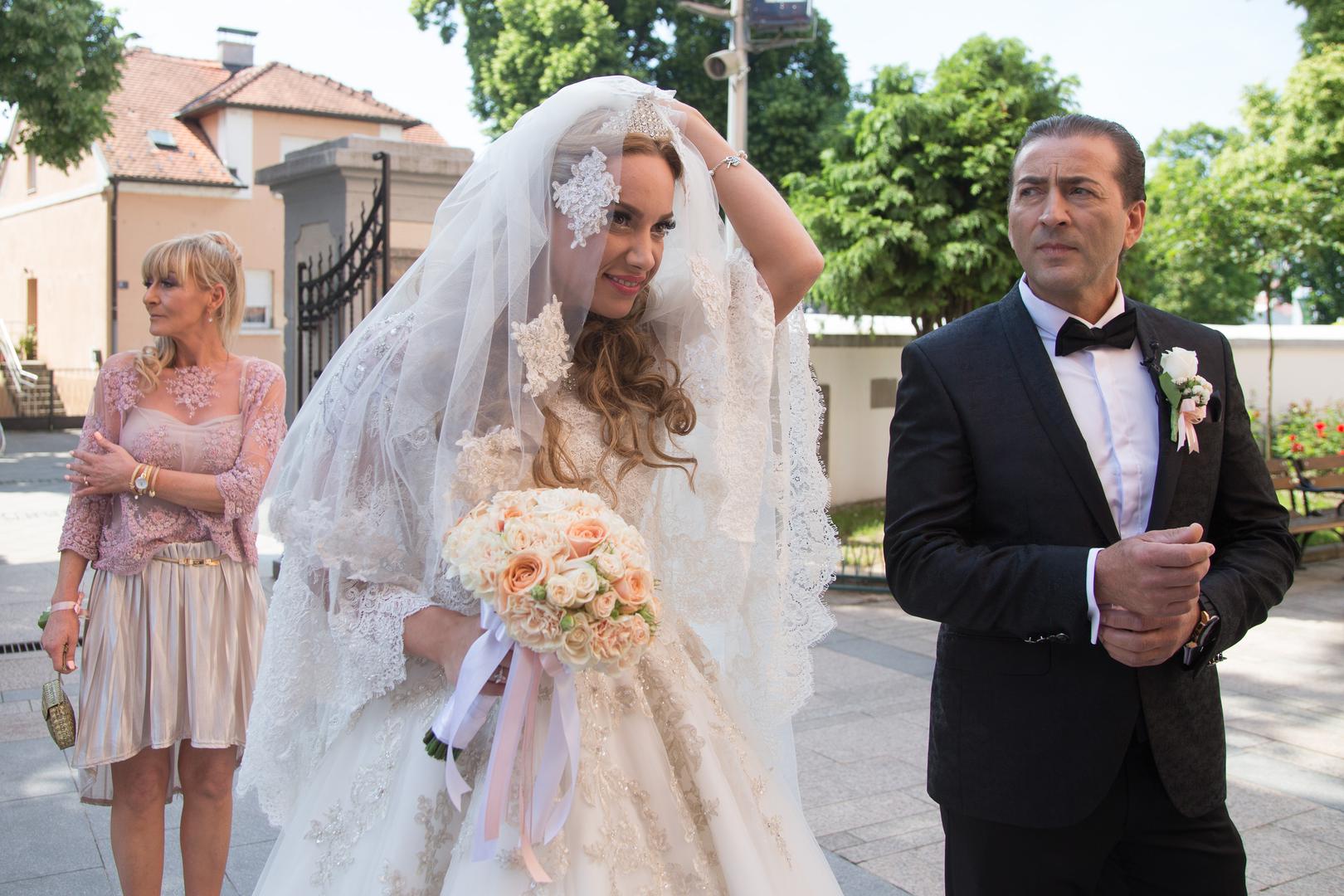 Mladenka je pred oltar došla uz pjesmu 'Duše Sveti'. 