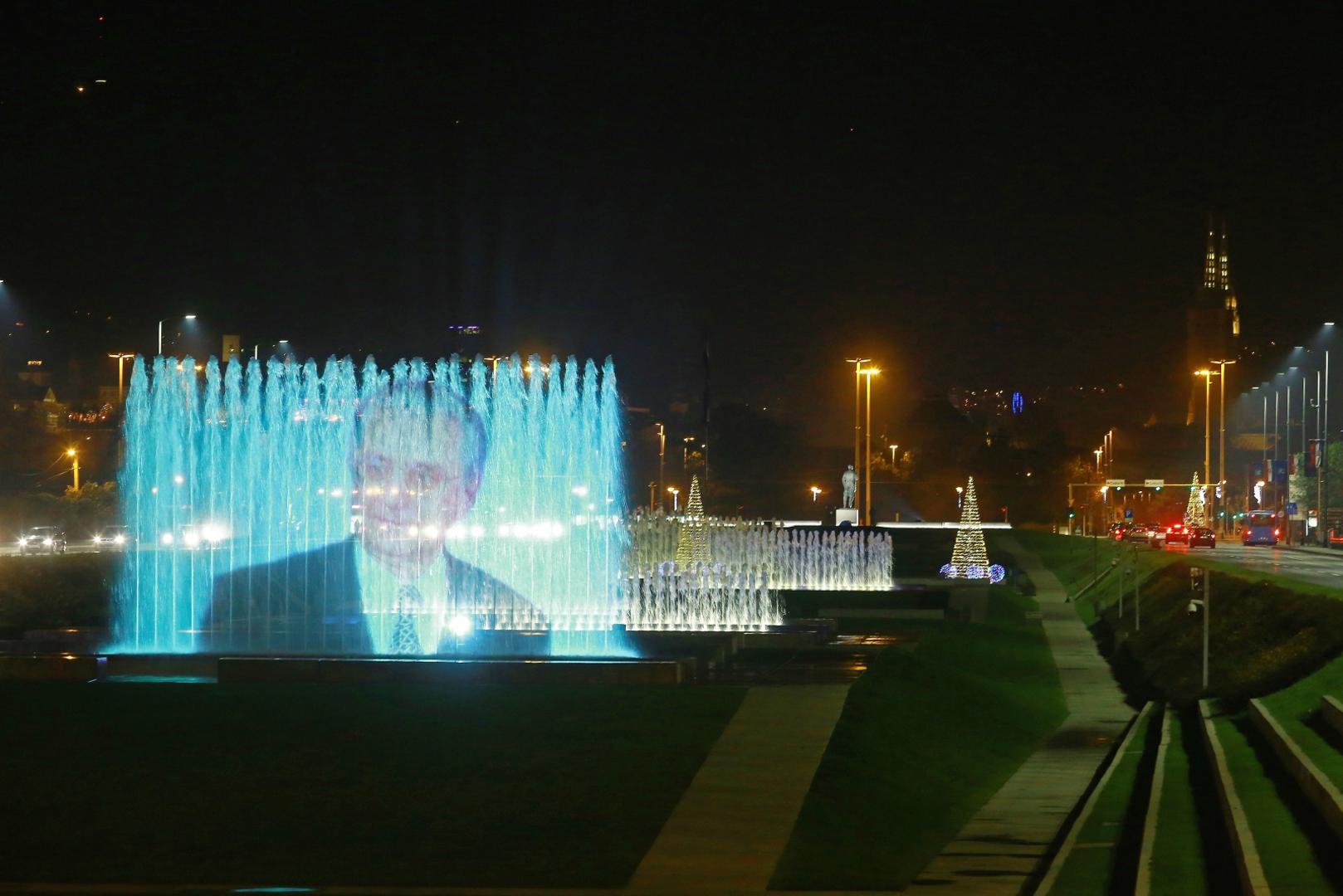 Na fontanama u ulici Hrvatske bratske zajednice preko puta NSK projicirane su fotografije prvog hrvatskog predsjednika Franje Tuđmana