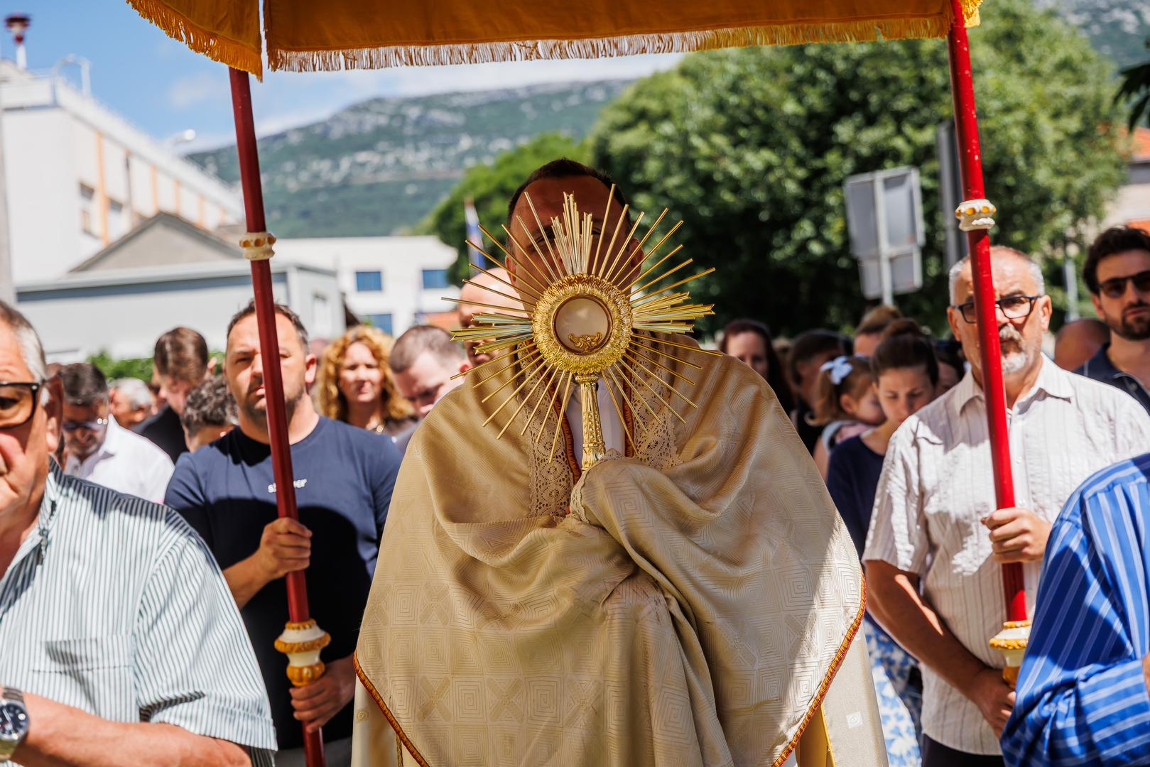 Svetkovina Tijelova počela se obilježavati još u 13. stoljeću, a s njom su povezane i procesije koje su se ubrzo proširile diljem katoličkog svijeta. Tijelovske procesije stoljećima su važan dio hrvatske vjerske i kulturne baštine te se i danas održavaju u brojnim mjestima.

