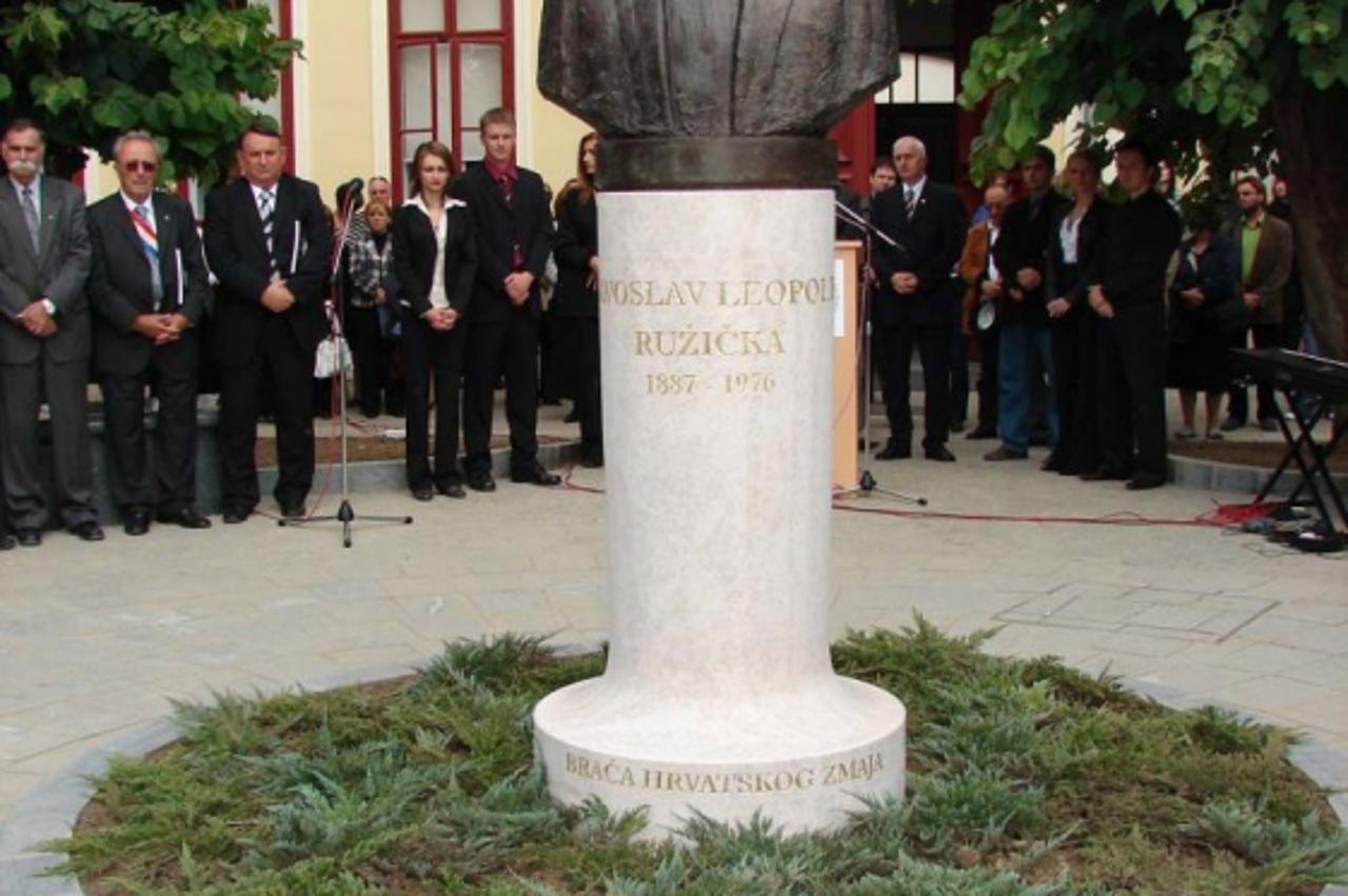 lavoslav ružička bista (1)