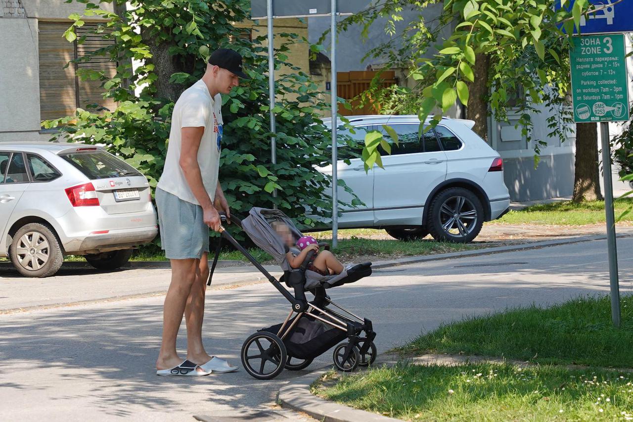 EKSKLUZIVNO Nikola Jokić provodi vrijeme s kćerkicom Ognjenom i prijateljima iz djetinjstva u rodnom Somboru