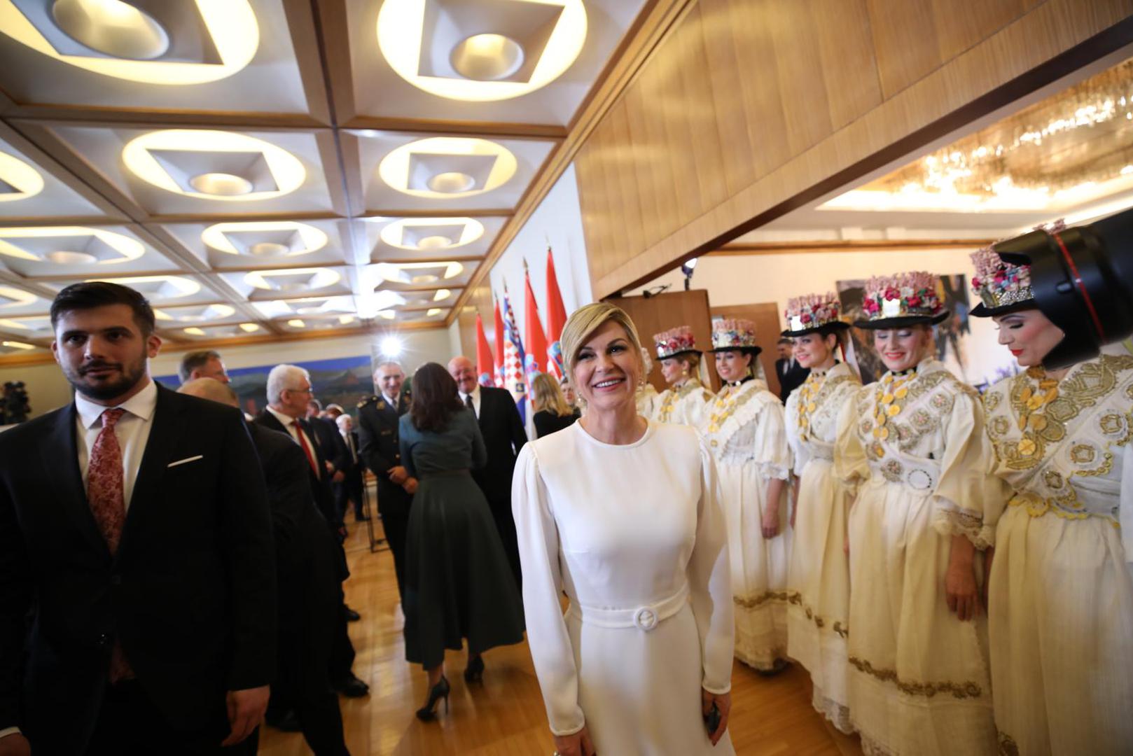 Posebnu pažnju privukli su detalji iz publike – bivša predsjednica Kolinda Grabar-Kitarović stigla je u bijeloj kombinaciji, što je bio jedan od vizualno najupečatljivijih trenutaka inauguracije. 