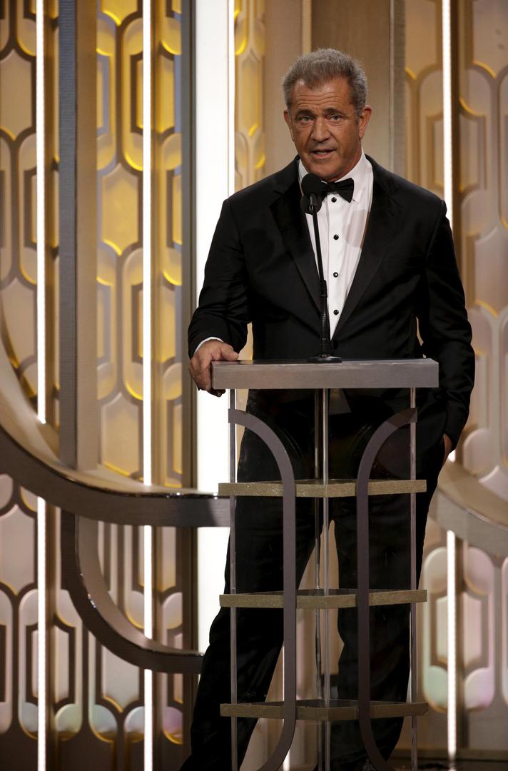 Nakon što se saznalo za aferu Mela Gibsona i Oksane Grigorijeve njegova supruga Robyn zatražila je razvod. U braku je par proveo 28 godina i Robyn je iz braka izašla bogatija za 425 milijuna dolara.