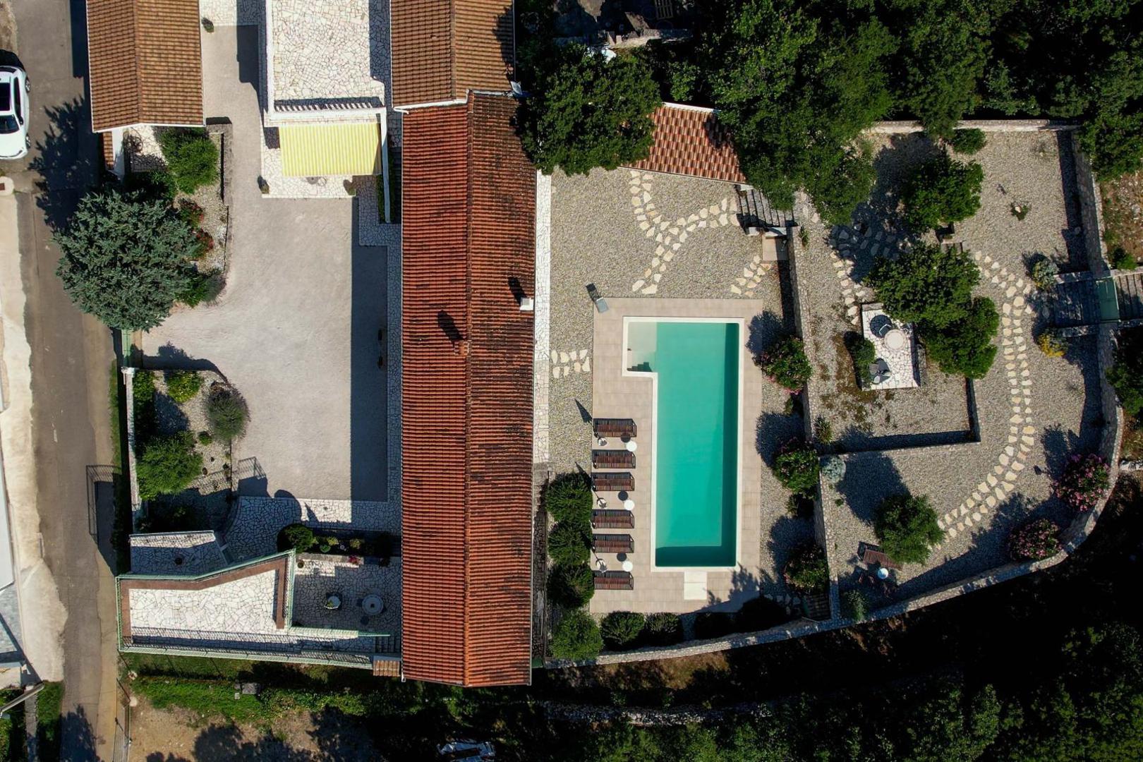 Samostojeća kamena katnica s osam soba, stambene površine 776 kvadrata, a ima i 3000 kvadrata okućnice