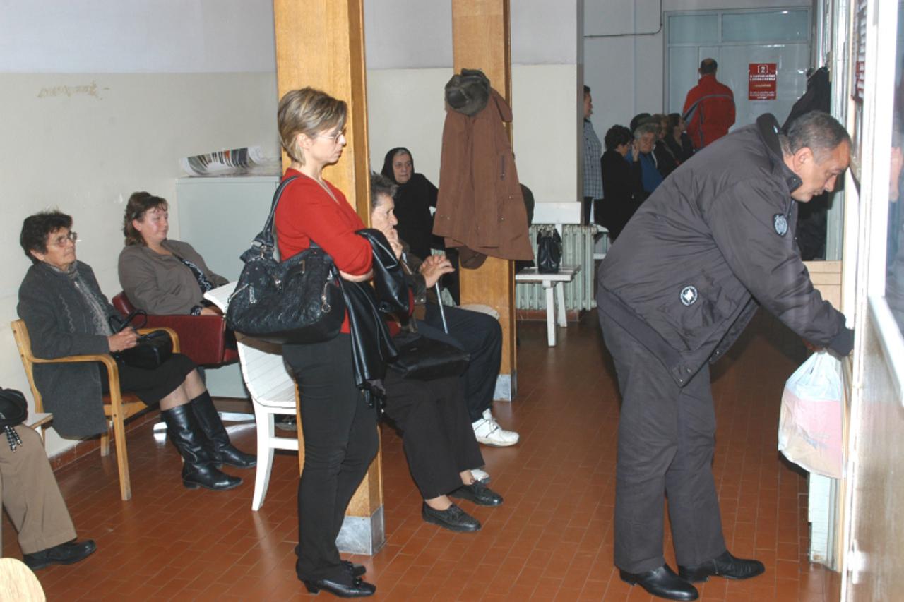 '12.11.2010., Bjelovar - Prema negativnoj statistici u nedostatku lijecnika specijalista na Internom odjelu nastaju liste cekanja , primjerice za holter EKG-a ceka se rekordnih 210 dana sto je najpora