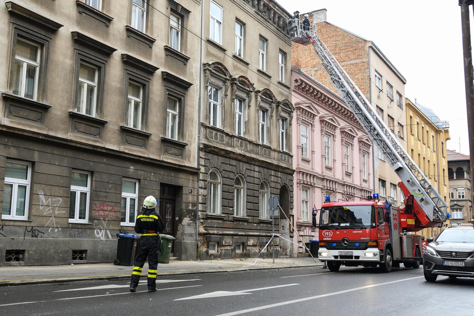 24.01.2021., Zagreb - Vatrogasci saniraju stetu od potresa u Gundulicevoj. 
Photo: Zoe Sarlija/PIXSELL