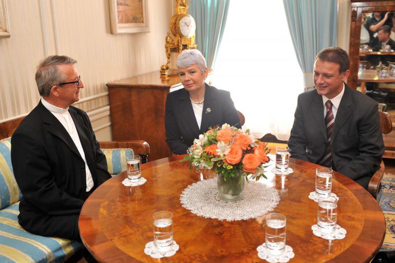 Biskup Milovan na sastanku u Banskim dvorima (1)