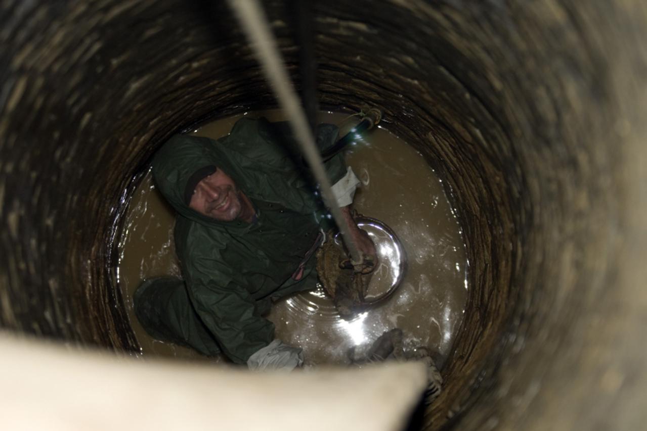'11.05.2010,BATINA, ekipa belomanstirskog crvenog kriza cisti zagadjene bunare sirom Baranje.  Zlatko Ignjatic vadi smece nabacano na dno bunara photo:Krunoslav Petric/PIXSELL'