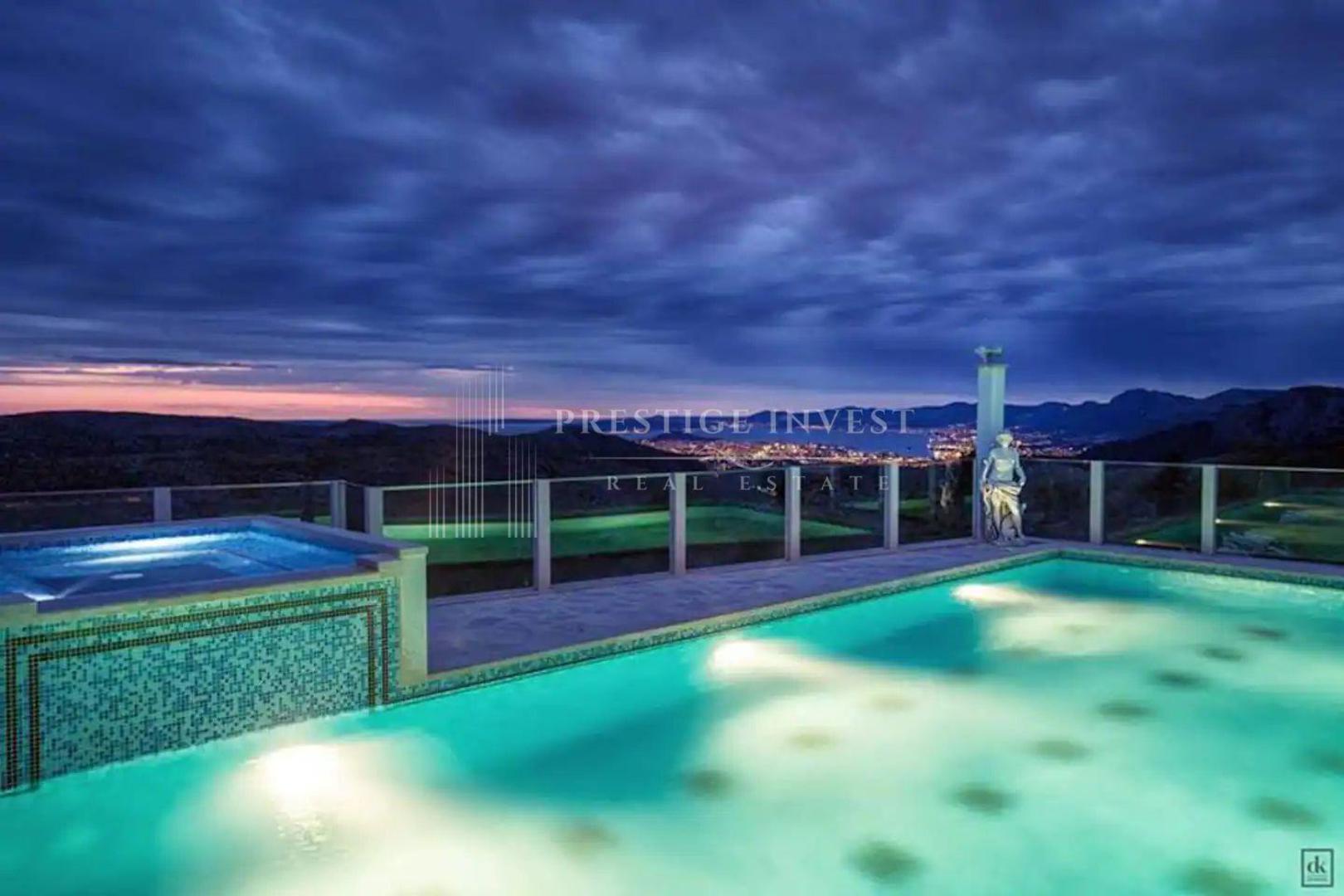 Smještena na osami, ova vila nudi ne samo privatnost, već i pogled na Split te otoke Hvar, Brač, Vis, pa čak i obrise Italije u daljini. 