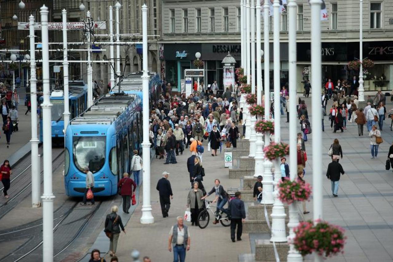ljudi na trgu