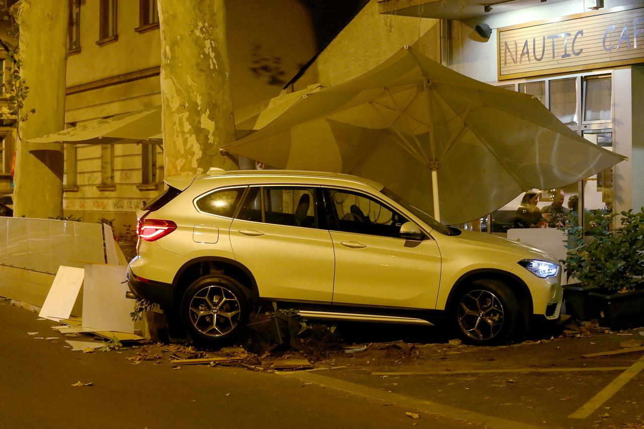 Zagreb: Automobil BMW se zaletio u terasu Nautic caffea u Ulici Grada Mainza