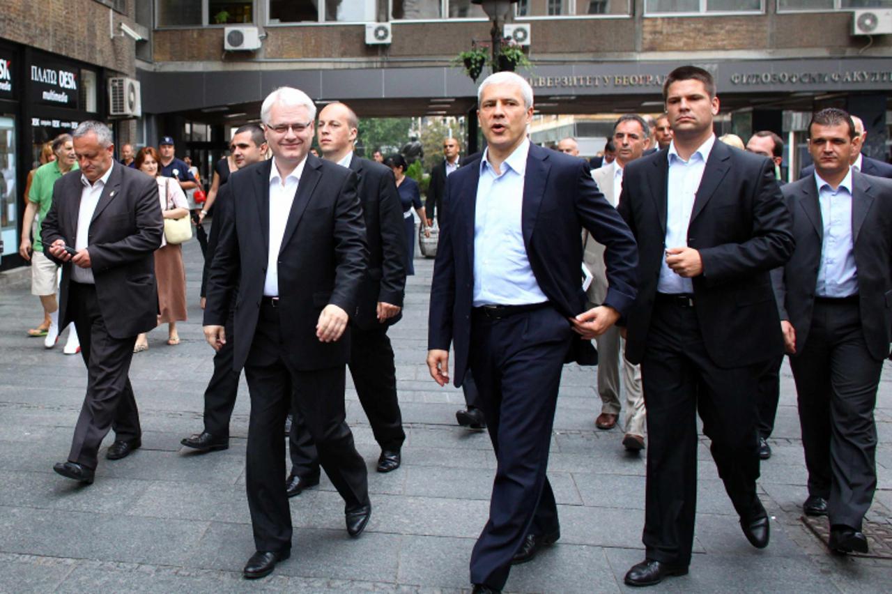 'Serbia\'s President Boris Tadic (c) walks with Croatia\'s President Ivo Josipovic (front L) in Belgrade July 19, 2010. Josipovic is in Serbia for a two-day official visit.    REUTERS/Marko Djurica (S