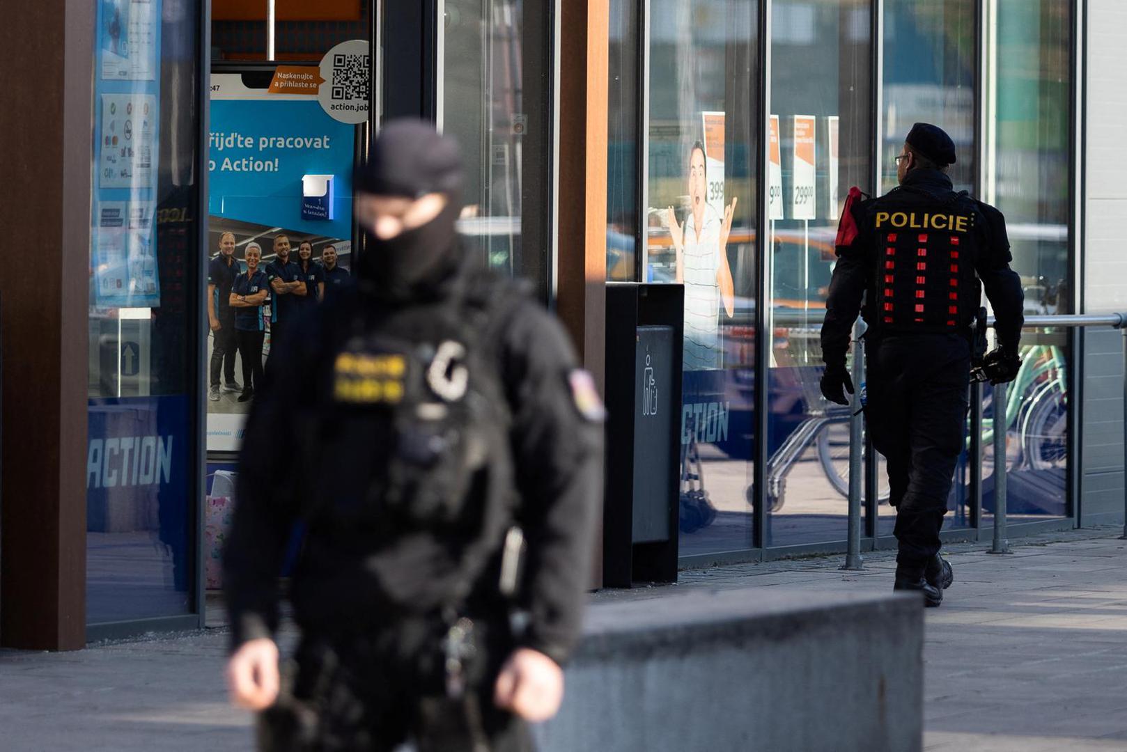 Police officers stand guard in a shopping area at the site where two women have died in a knife attack in Hradec Kralove, Czech Republic, February 20, 2025. REUTERS/Eva Korinkova Photo: EVA KORINKOVA/REUTERS