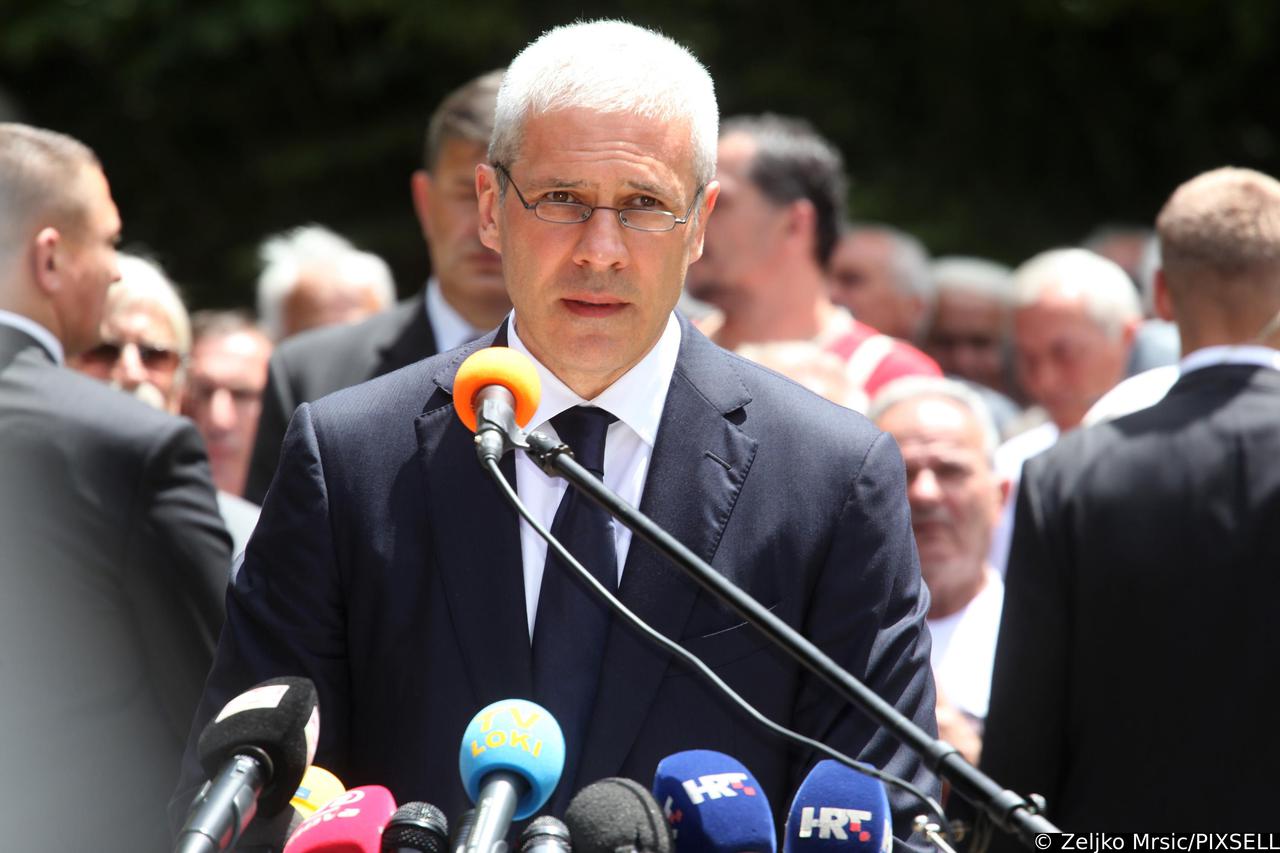 Jadovno: Srbijanski predsjednik u pratnji majke odao po?ast djedu
