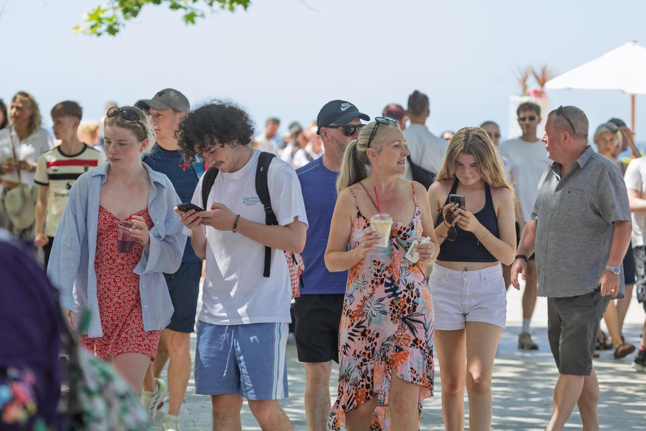 Brojni turisti traže osvježenje na visokim temperaturama u Dubrovniku