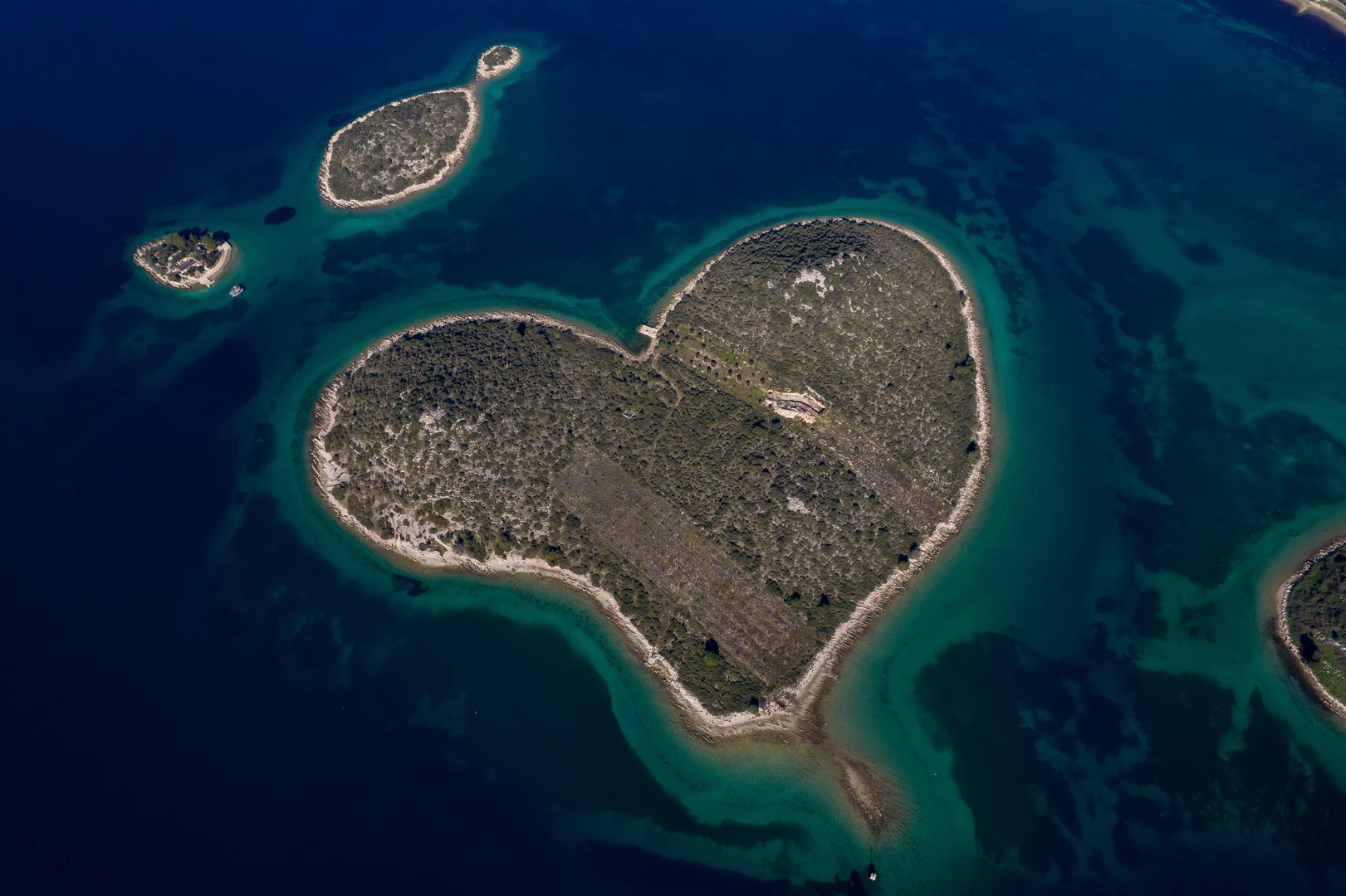 Malo se zna o njegovoj povijesti prije Beautemps-Beaupréovih spisa, no od tada su na Galešnjaku otkrivena tri ilirska grobna humka, uz temelje antičke građevine. Otok, koji je u privatnom vlasništvu obitelji Jureško, postao je viralan 2009. nakon što je njegov jedinstveni oblik istaknuo Google Earth, a od tada je postao žarište slavnih.