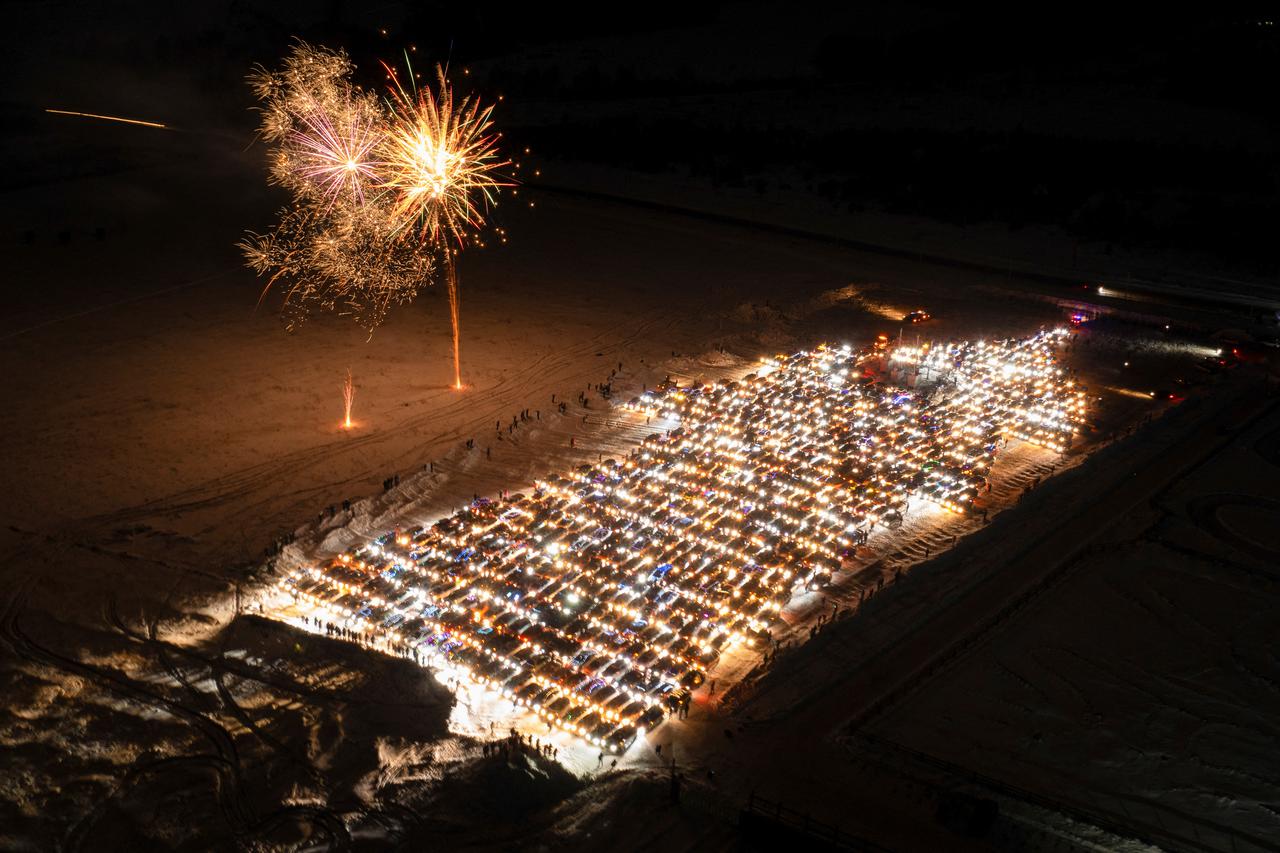 Hundreds of cars form giant Christmas tree in Russia's Krasnoyarsk