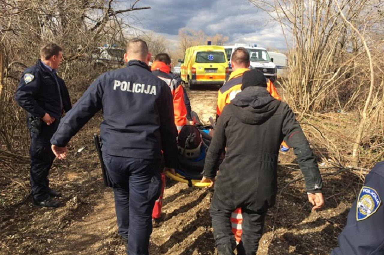 policajci pomogli migrantu