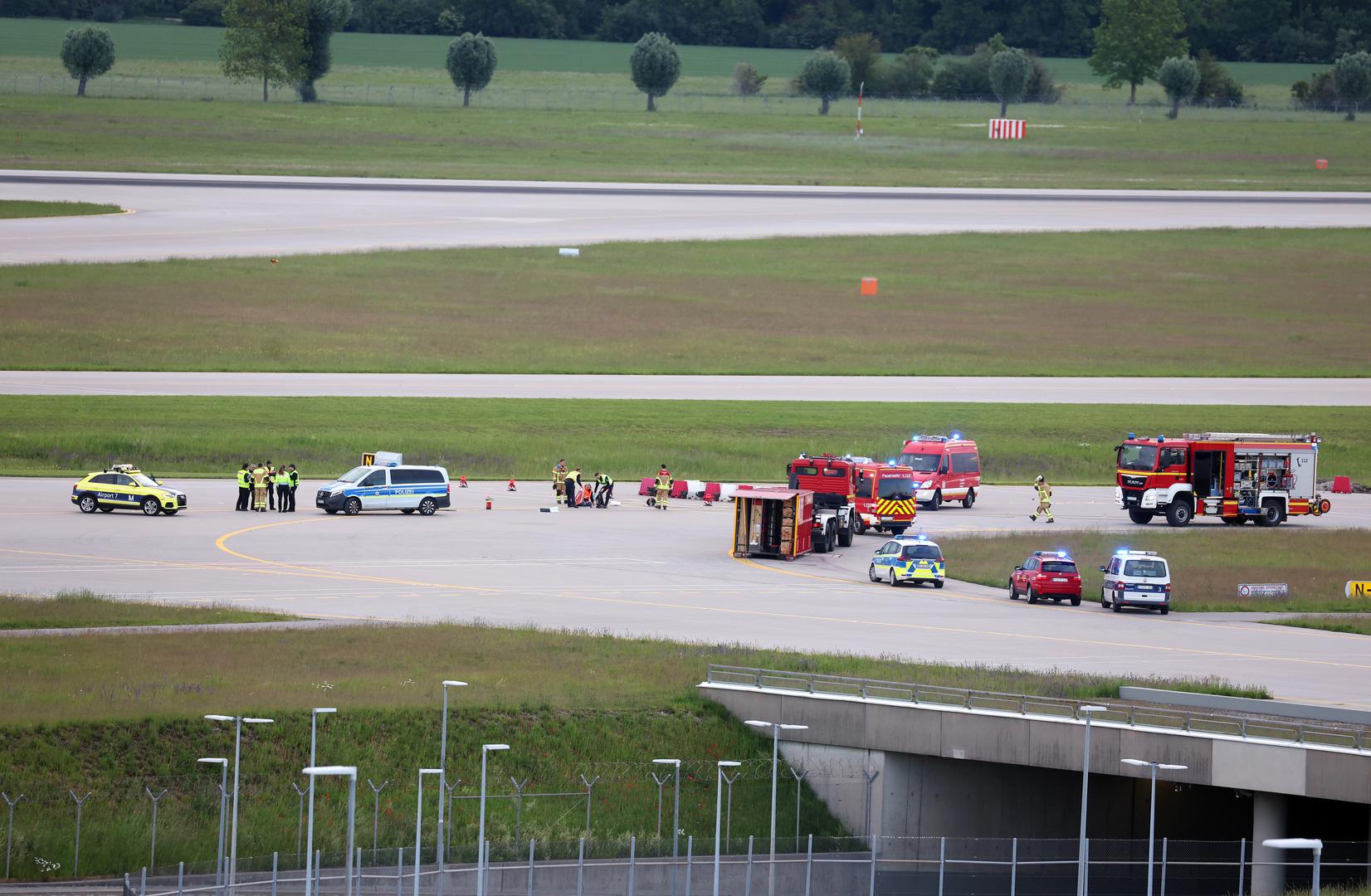 Njemačka policija uhitila je osam klimatskih aktivista koji su u subotu upali u zračnu luku u Münchenu, zbog čega je nakratko zatvorena te je otkazano oko 60 letova.